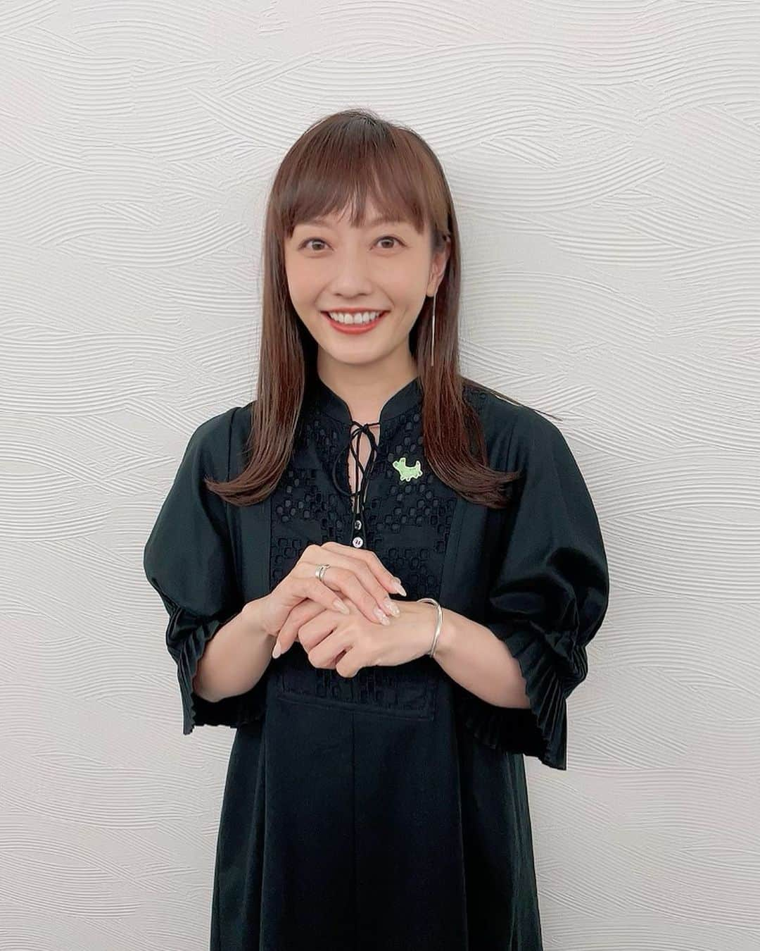 島本真衣さんのインスタグラム写真 - (島本真衣Instagram)「正午から『中居正広のキャスターな会』始まります🎤 いつもと少ーし違う所があります‼︎ どこでしょう😋  #中居正広のキャスターな会 #テレビ朝日 #アナウンサー #島本真衣  #ワンピース @moga_bigi_official   #ピアス #ブレスレット #リング @yoaa.official   #パンプス  @kanematsu_official」6月18日 11時58分 - mai_shimamoto_ex