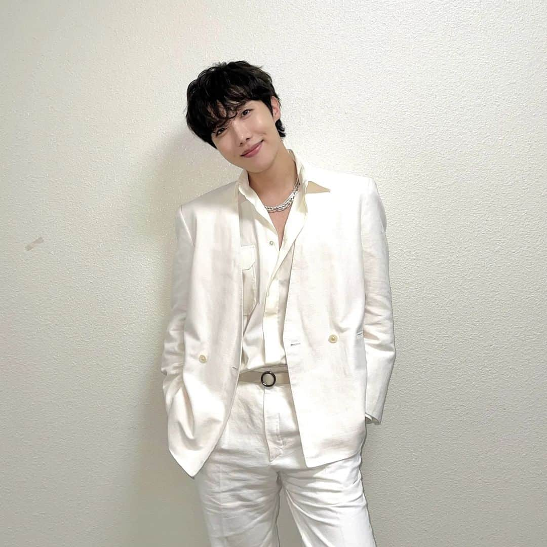 J-HOPEさんのインスタグラム写真 - (J-HOPEInstagram)「K behind🙃😚」6月18日 14時21分 - uarmyhope