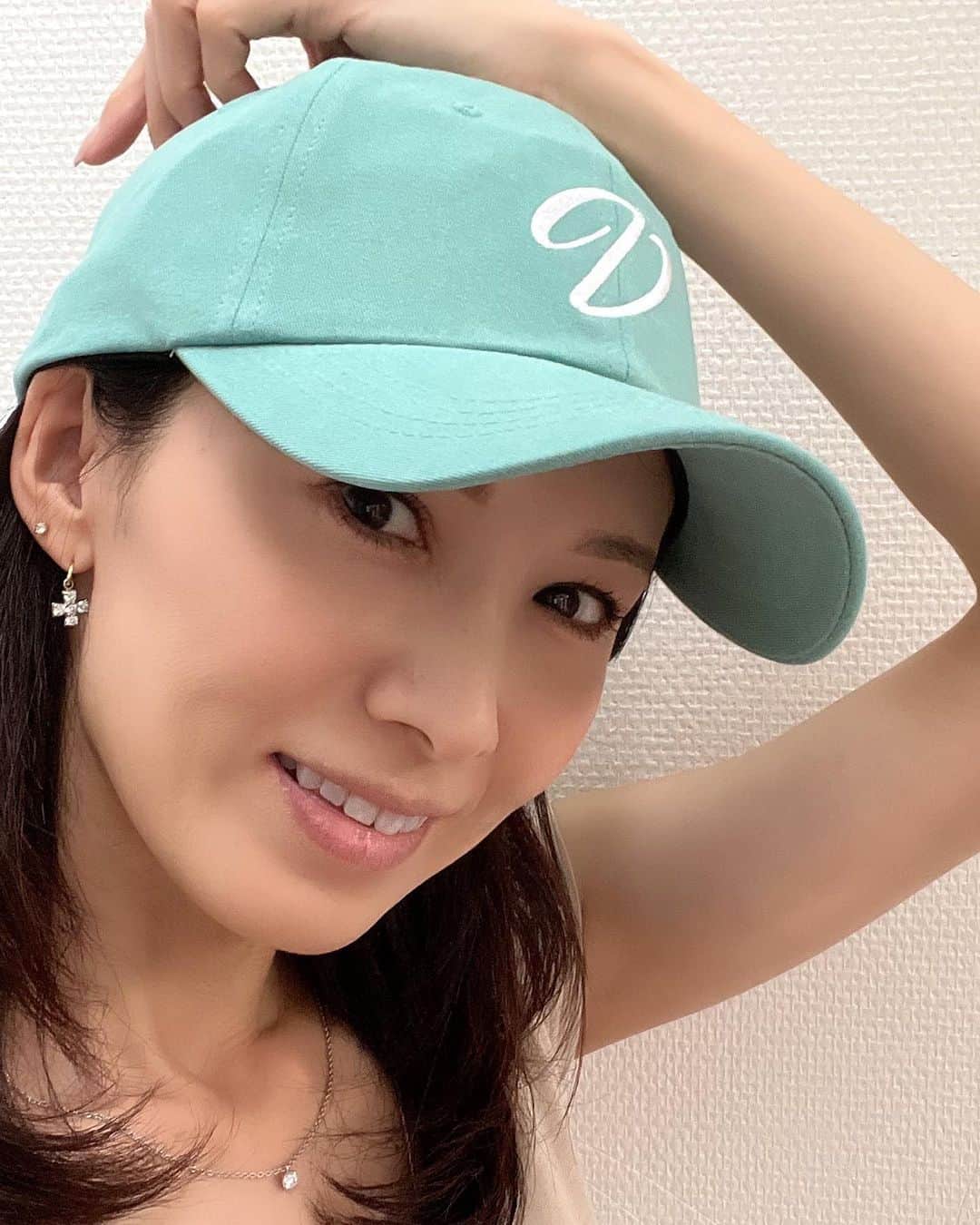 駒田奈美さんのインスタグラム写真 - (駒田奈美Instagram)「・ ・ ・ 『シルエットがきれい』 ・ ・ @verutum_japan のCAP ・ ・ VERUTUMは2015年に韓国で生まれ BTSメンバーも愛用しているアイテムで 2022年3月から日本での販売が開始されたそう♪ ・ ・ シルエットがきれいでオシャレ❤︎ ・ ・ ・ #駒田奈美#モデル#アラフィフ#美魔女#verutum #cap#帽子#headwear#ストリートファッション#オシャレ#オシャレさんと繋がりたい#bts #韓国ファッション #韓国」6月18日 14時40分 - nami.komada