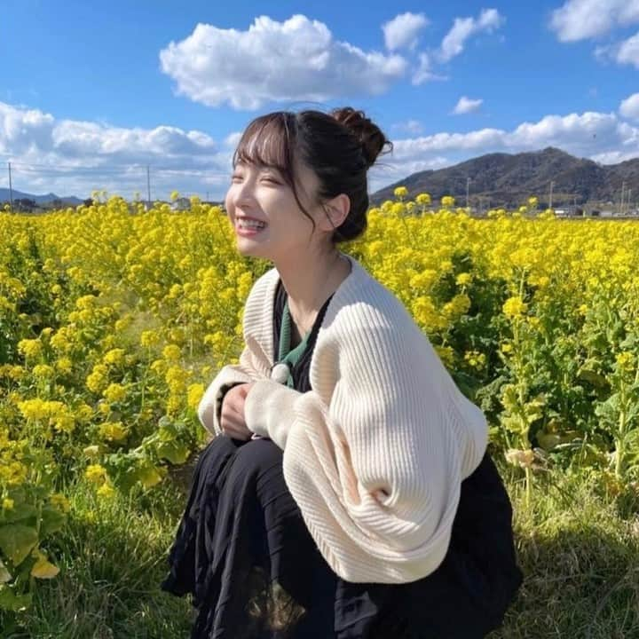 美女naviさんのインスタグラム写真 - (美女naviInstagram)「【美女navi ☻*】菜の花🌼 * * 今回ご紹介させていただく方は❤️ 速瀬 愛 さん ▶️▷ @ai_hayase_official * * # Repost . . 菜の花畑綺麗だった〜！！！🌼 . . 速瀬 愛 さん のアカウントには 他にも素敵な投稿が(*´﹀`) ぜひ覗いてみてくださいね🧡 * * * 美女navi掲載希望の方は⇒ @bijo_navi ❤️と # ビジョナビ タグ付け * 10代限定姉妹アカウント 美少女navi掲載希望の方は⇒ @bishojo_navi 💛と # ビショウジョナビ タグ付け * お願いします✨✨ * * 次回もお楽しみに...😍 * * #お団子ヘア #naturalbeauty #女子力アップ #美肌 #美容 #カメラ女子 #ヘアスタイル #メイク #ヘアアレンジ #ロングヘア #美意識向上 #オトナ女子  #大人可愛いコーデ #ナチュラルメイク #綺麗な景色  #美活 #アイメイク #デニムコーデ #デートコーデ #ロングヘアアレンジ #大人メイク #オトナ可愛い #デートコーディネート #ゆるふわ女子 #振り向き美人」6月18日 15時00分 - bijo_navi