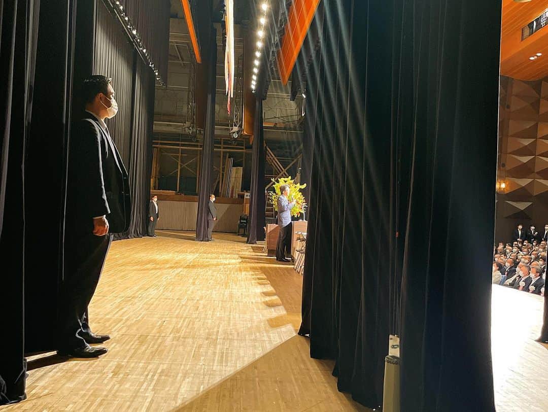 森下千里さんのインスタグラム写真 - (森下千里Instagram)「#安倍晋三　元総理　を講師に迎え、 #政経セミナー　が仙台にて開催。  袖で聞かせていただきましたが、 多岐に渡り、 様々な話題が盛り込まれていて あっという間に会が終わってしまった印象。  会場に入りきらないほどの 人だったそうで、 安倍総理の人気が伺えますね。  たくさんの方に支えていただき、 ご理解していただき、 こうして党活動は成り立っているのだとも思いました。  もうすぐで 参議院選挙もはじまります。 わたしも、 しっかりお手伝いします！！  #宮城県 #自由民主党 #自由民主党宮城県連」6月18日 15時54分 - morishitachii