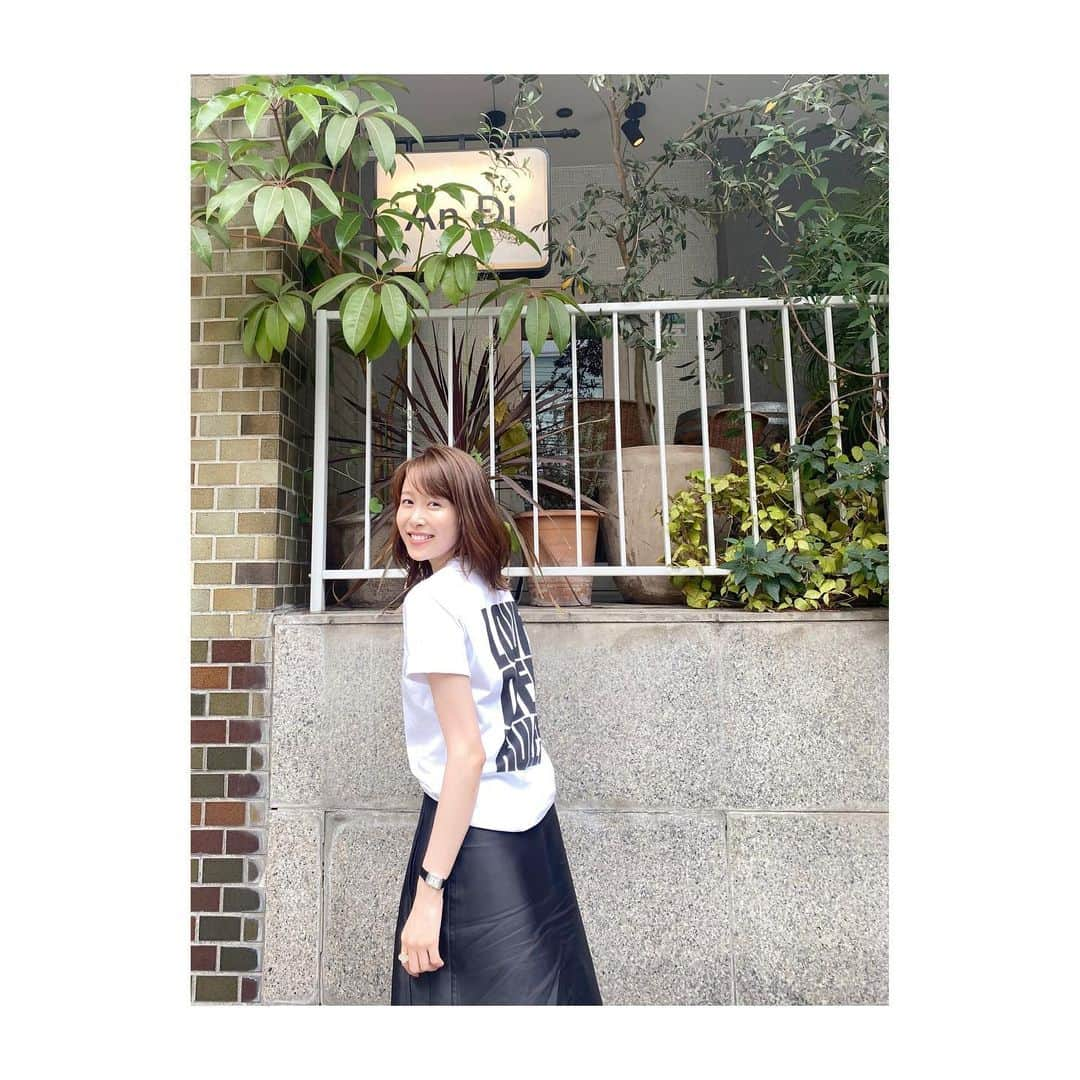 良原安美さんのインスタグラム写真 - (良原安美Instagram)「🍏 ⁡ ⁡ メイクしない代わりに フワフワに巻いたはずの髪の毛が 湿気ですっかり落ちましたとさ😄 ⁡ ⁡ #湿度高めの日々 #スカートしわしわの日々 ⁡ ⁡」6月18日 16時59分 - yoshiharaami