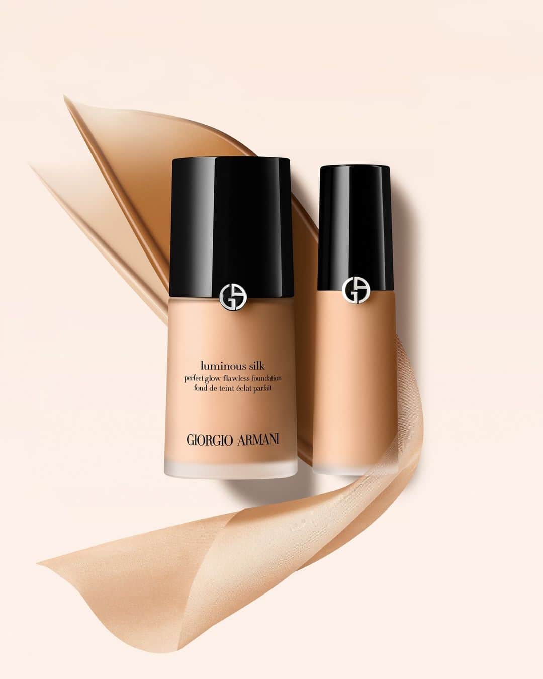 Armani Beautyさんのインスタグラム写真 - (Armani BeautyInstagram)「Conceal, correct and highlight. Combining an ultra-fine texture with intense pigments, LUMINOUS SILK CONCEALER effortlessly blurs away fine lines and imperfections, while naturally illuminating the skin to reveal a flawless, radiant complexion.   #Armanibeauty #LuminousSilk #concealer #summerbeauty #naturalmakeup #glowingskin」6月18日 17時00分 - armanibeauty