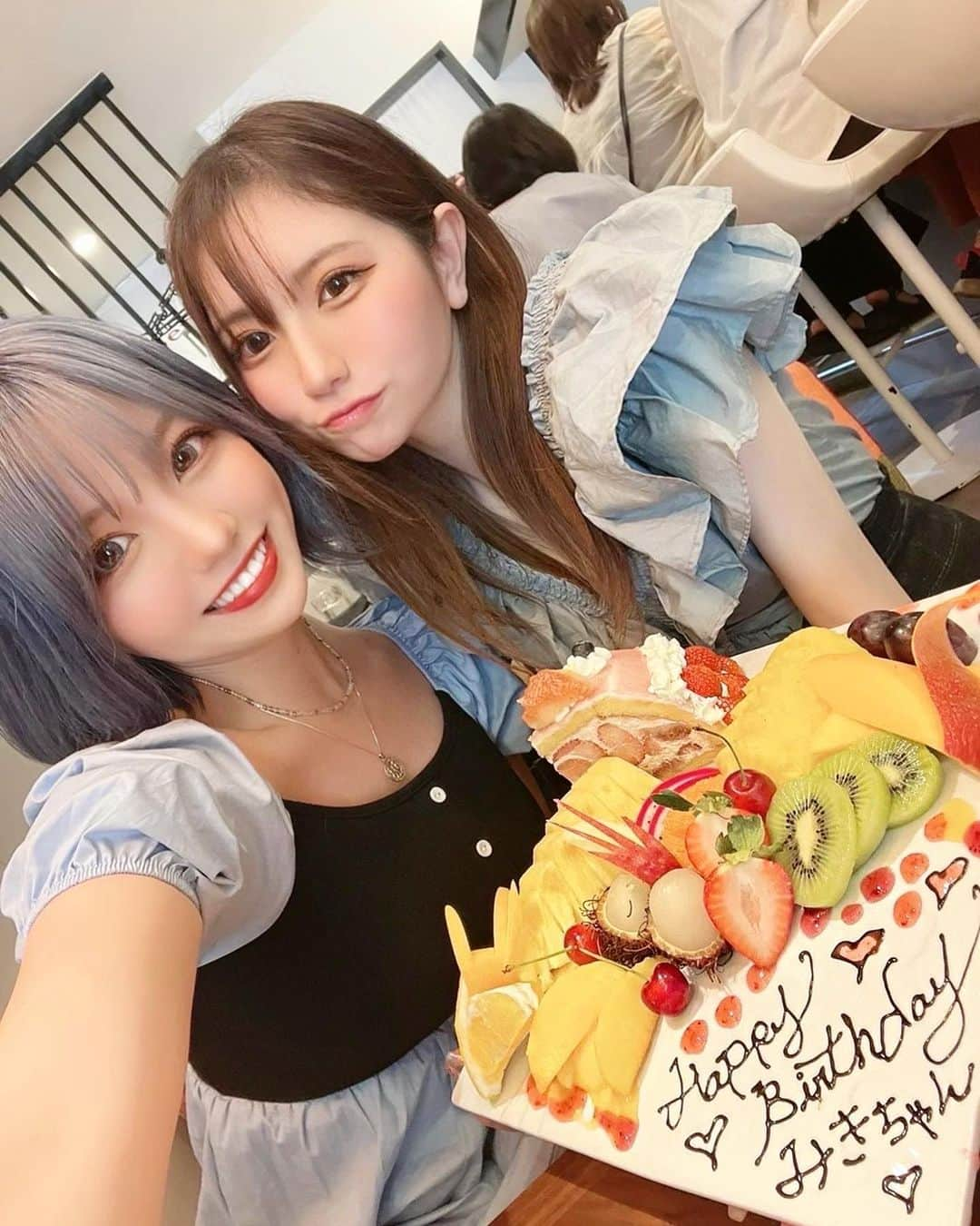 ゆーちゃんさんのインスタグラム写真 - (ゆーちゃんInstagram)「深い話できる大切なお友達♡🍹   5月の誕生日お祝いしたら、、 まさかのプレゼントサプライズで貰ってびっくり！😳笑  私からは実用的重視の今治タオル←w みきちゃんさすがのセンスに感動しました🥰  Happyな気持ち補給しました☺︎  今月2回会える〜次も楽しみです🫶」6月18日 17時12分 - yurina_era999