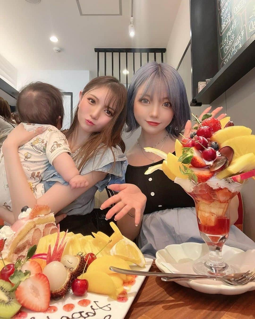 ゆーちゃんさんのインスタグラム写真 - (ゆーちゃんInstagram)「深い話できる大切なお友達♡🍹   5月の誕生日お祝いしたら、、 まさかのプレゼントサプライズで貰ってびっくり！😳笑  私からは実用的重視の今治タオル←w みきちゃんさすがのセンスに感動しました🥰  Happyな気持ち補給しました☺︎  今月2回会える〜次も楽しみです🫶」6月18日 17時12分 - yurina_era999