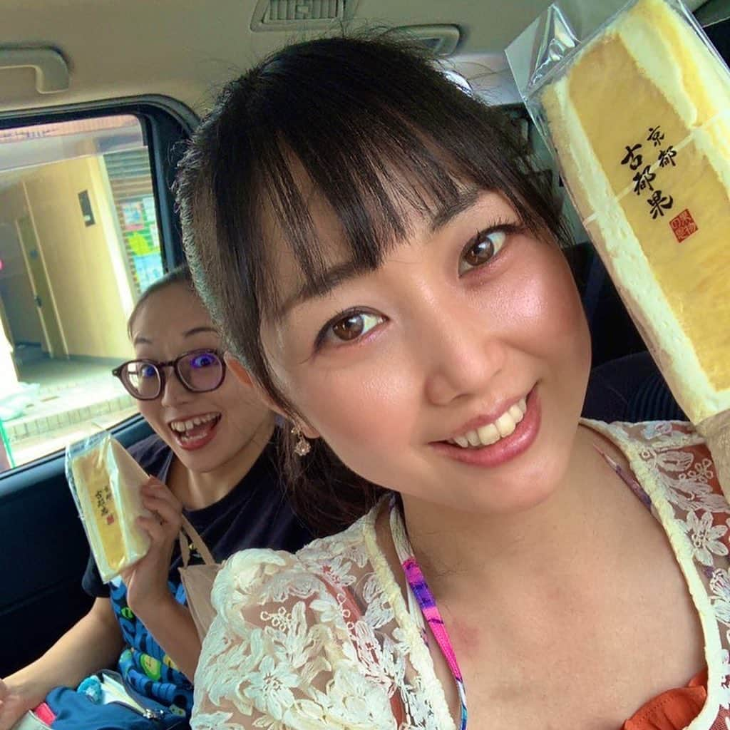 高橋沙織さんのインスタグラム写真 - (高橋沙織Instagram)「今日はKBS京都「キモイリ！」生中継でした！！ サンガタウン亀岡へ。 湯の花温泉・松園荘保津川亭さんへお邪魔したよ〜最高のお宿でした！！  そして...ここでも結婚のお祝いしていただいちゃいました！！ 花束豪華すぎ！！綺麗〜♡ 古都果さんのパインサンド美味しすぎ〜♡  本当に本当にスタッフさんも出演者さんも最高な番組なんです〜素敵な方たちに囲まれてやっております。  今日から月イチコーナー「アルミカンの湯けむり 温泉宿巡り♡」も始まったし 京都サンガの選手たちの素顔に迫れる「キモイリサンガ通る」のコーナーも必見ですよ〜  毎週土曜日10時半〜はKBS京都「キモイリ！」絶対観てね！！  #KBS京都 #キモイリ #京都サンガ #アルミカン #アルミカンの湯けむり温泉宿巡り #アルミカン高橋 #アルミカン赤阪 #温泉ソムリエ #銭湯検定3級  #お花嬉しい」6月18日 18時21分 - arumikan_saorin