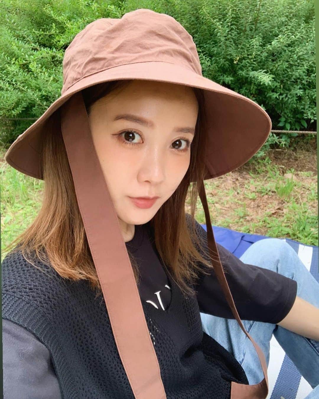 田中里奈さんのインスタグラム写真 - (田中里奈Instagram)「お前はフェスに行くのか？と言われたらそう見えるかもしれないし、単なるピクニック、と言われたら確かにそれはそうで。 代々木公園でチルした土曜日でした〜〜👒🌮🍔  ほんと、芝生に寝っ転がるの好きなんだよなぁ。 世界中どこに行っても、隙あらば芝生にころがって昼寝してる。 外で寝転んだ時の、天井がなくて、どこまでも高〜く意識が解放されていくような感覚が好き。 目を閉じて、過去に世界の色んな場所で昼寝した記憶や感覚をていねいに思い出すと、まるでそこにいるような気持ちになる。  だからいい天気の日にはお外でお昼寝したい。太陽アレルギーだけどね！  今日のコーデはお洋服は全部mysa closet。 黒のロゴTに黒のニットジレとデニム合わせて、フェスでも行っちゃいそうなコーディネートに。 相変わらず今年も帽子コレクターやってます。 undercoverの帽子お気に入り♥  #rina_outfit ←日々のコーデはこちらに #代々木公園 #たなか旅メモ #ピクニック #大人カジュアル #mysacloset #しまりな #undercover」6月18日 18時22分 - tanakaofficial