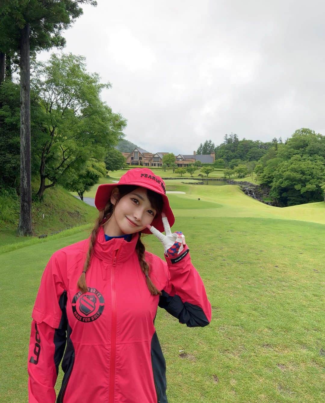 MAYUさんのインスタグラム写真 - (MAYUInstagram)「. 三つ編みちゃん👧🏻💖 . 雨の日ゴルフ🌧 レインウェアはワンピースタイプがお気に入り💖 . 前半と後半で別人のようにスコアが違った日（10打以上違う。。） そういう日もあるよね😉！ . . #ゴルフ女子#ゴルフ#ゴルフウェア#ゴルフコーデ#レインウェア#雨ゴルフ#メイプルポイントゴルフクラブ#golf#golfwear#golfer#golfclub#golfcourse#golflife#golfgirl#pearlygates#rain#rainyday」6月18日 18時39分 - mayu.kina_golf