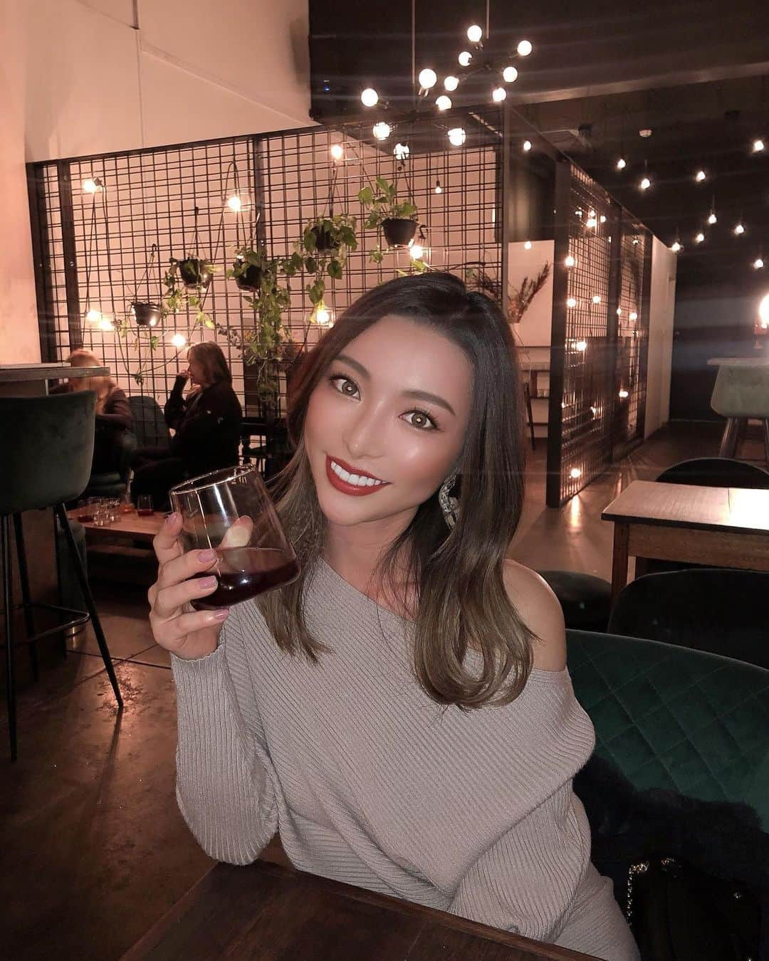 かにゃさんのインスタグラム写真 - (かにゃInstagram)「Cheers😘前から気になってたWine bar🍷✨ 美味しいワインでほろ酔い…😽 いつから私こんなにワイン好きになったんだろう？🤔そんなグビグビ飲まないけどねwお酒は嗜む程度に飲むのが大人❤️笑  . . . #nightout #winebar #winetasting #winetime #bar #winelover #winelovers #redwine #melbournerebals #melbournestyle #melbourneliving #melbourne_insta #melbournelifestyle #melbournelife #australia #オーストラリア #メルボルン #海外生活 #オーストラリア生活 #メルボルン生活 #オーストラリア留学 #メルボルン留学 #メルボルンライフ #ワインバー #バー #ワイン #赤ワイン #ワイン好きな人と繋がりたい #ワイン女子 #ワイン好き」6月18日 18時41分 - kanya_435