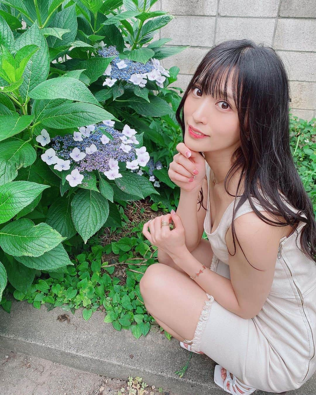 根岸愛さんのインスタグラム写真 - (根岸愛Instagram)「🌸☔️🌸 . 紫陽花見つけた💝 ついに雨が降り始めた☔️ ネットサイン会 ありがとうございました🥰 #June #rainyday #6月 #梅雨 #紫陽花 #ねぎしふく #ねぎ私服 #ootd #fashion」6月18日 19時39分 - negishiai927