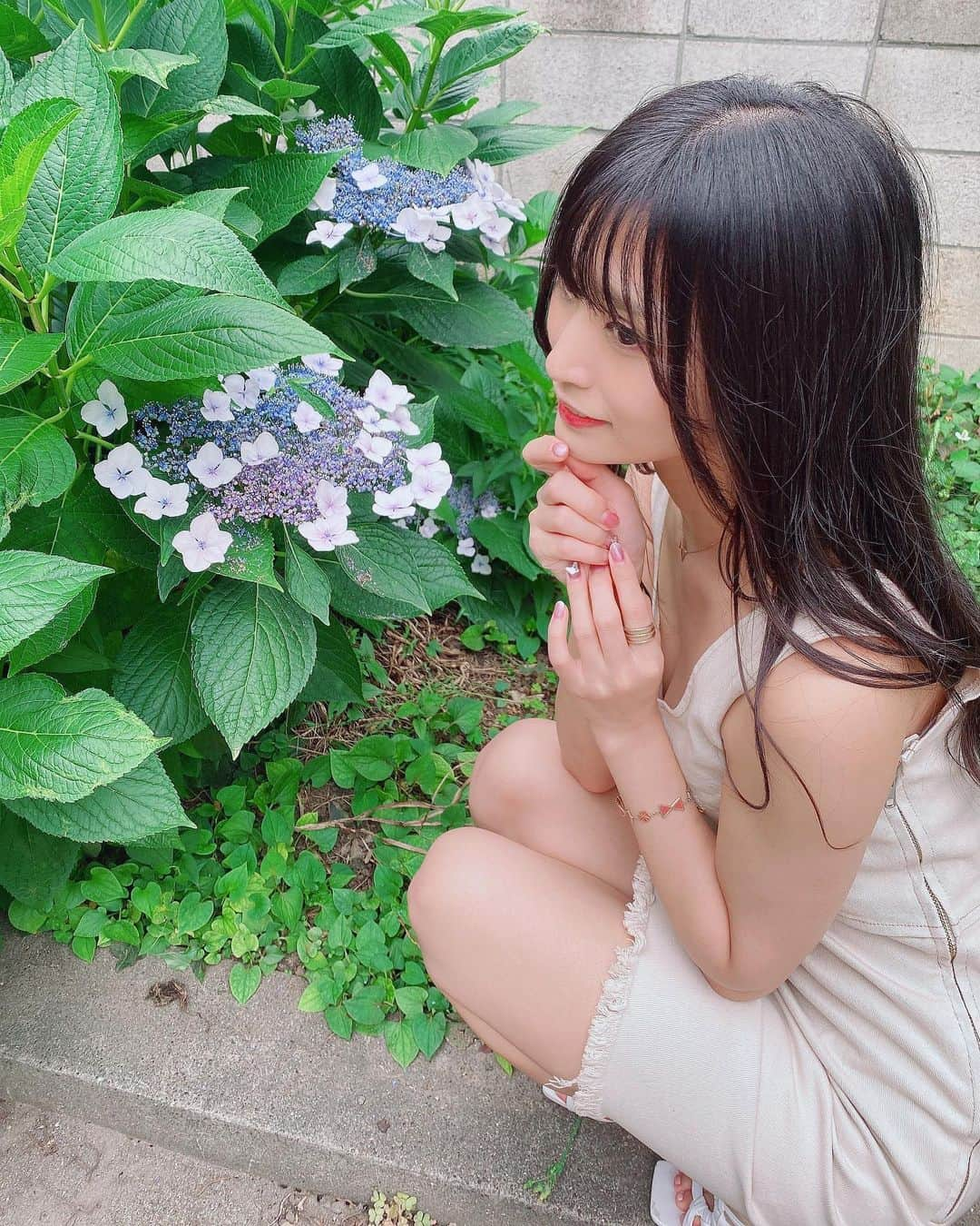 根岸愛さんのインスタグラム写真 - (根岸愛Instagram)「🌸☔️🌸 . 紫陽花見つけた💝 ついに雨が降り始めた☔️ ネットサイン会 ありがとうございました🥰 #June #rainyday #6月 #梅雨 #紫陽花 #ねぎしふく #ねぎ私服 #ootd #fashion」6月18日 19時39分 - negishiai927