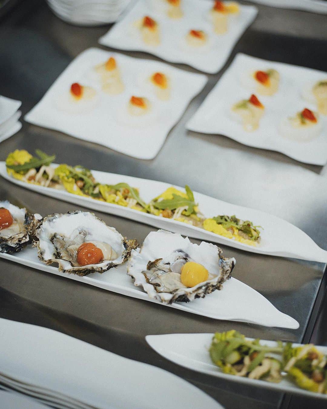 ルイ・ヴィトンさんのインスタグラム写真 - (ルイ・ヴィトンInstagram)「#LVxMorySacko A unique experience. Chef @Mory_Sacko_ prepares a selection of vibrant dishes for the new Mory Sacko at #LouisVuitton restaurant in Saint-Tropez. Follow @MorySackoatLouisVuitton and reserve a table via link in bio.」6月18日 20時04分 - louisvuitton