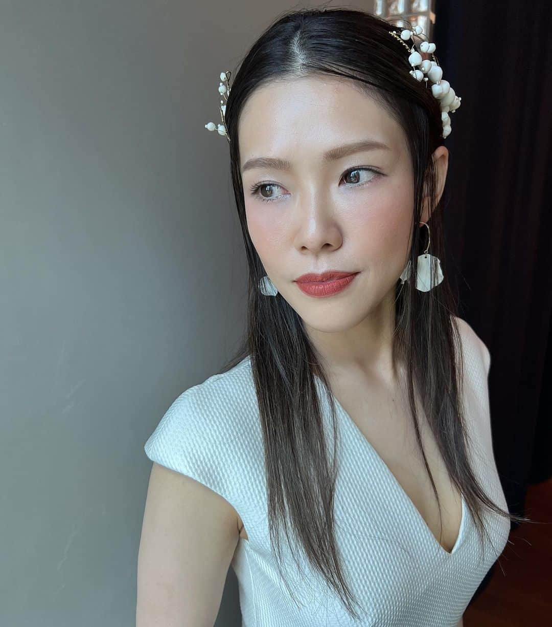 服部由紀子さんのインスタグラム写真 - (服部由紀子Instagram)「逆戻しの投稿の３スタイル。  どれも可愛くて、  この日の歓声の大きさといったら…♡  私も嬉しかったです。  実は、数週間に控えた結婚式。  ドレスのチェンジを、提案したのは、私からでした。  2着のドレスが、遠くから見たら同じディティールに近く、 男性やご年配の方からみたら、 少し似てしまうように見えてしまう…。  伝えるのも勇気がとてもいりました。  だって、花嫁にとって時間をかけて選んだ1着だから。  それでも、伝えて 納得してもらって、 ちゃんと選んだドレスで一生に一回のこの日挑んで欲しかったから。  結果、大歓声と、えみさんの『本当にこのドレスでよかった！間違いなかった！』 という確信の気持ち。  えみさん、ファッションと、ウェデング、そして自分らしさを存分に楽しんでくださって良かったです！  何よりも、信じてくれてありがとうございます。  おめでとうございます💕💕  ーーーーーーーーーーーーーーーーーー  #プレ花嫁#東京花嫁#前撮り#ホテルウェディング#出張ヘアメイク#和装ヘア#ヘアメイク#白無垢ヘア#ホテルウェディング#ウェディングブーケ#ウェディングブーケ#ブーケ#東京前撮り#丸の内前撮り #大人ウェディング  #前撮りヘアメイク」6月18日 20時36分 - ceu0116