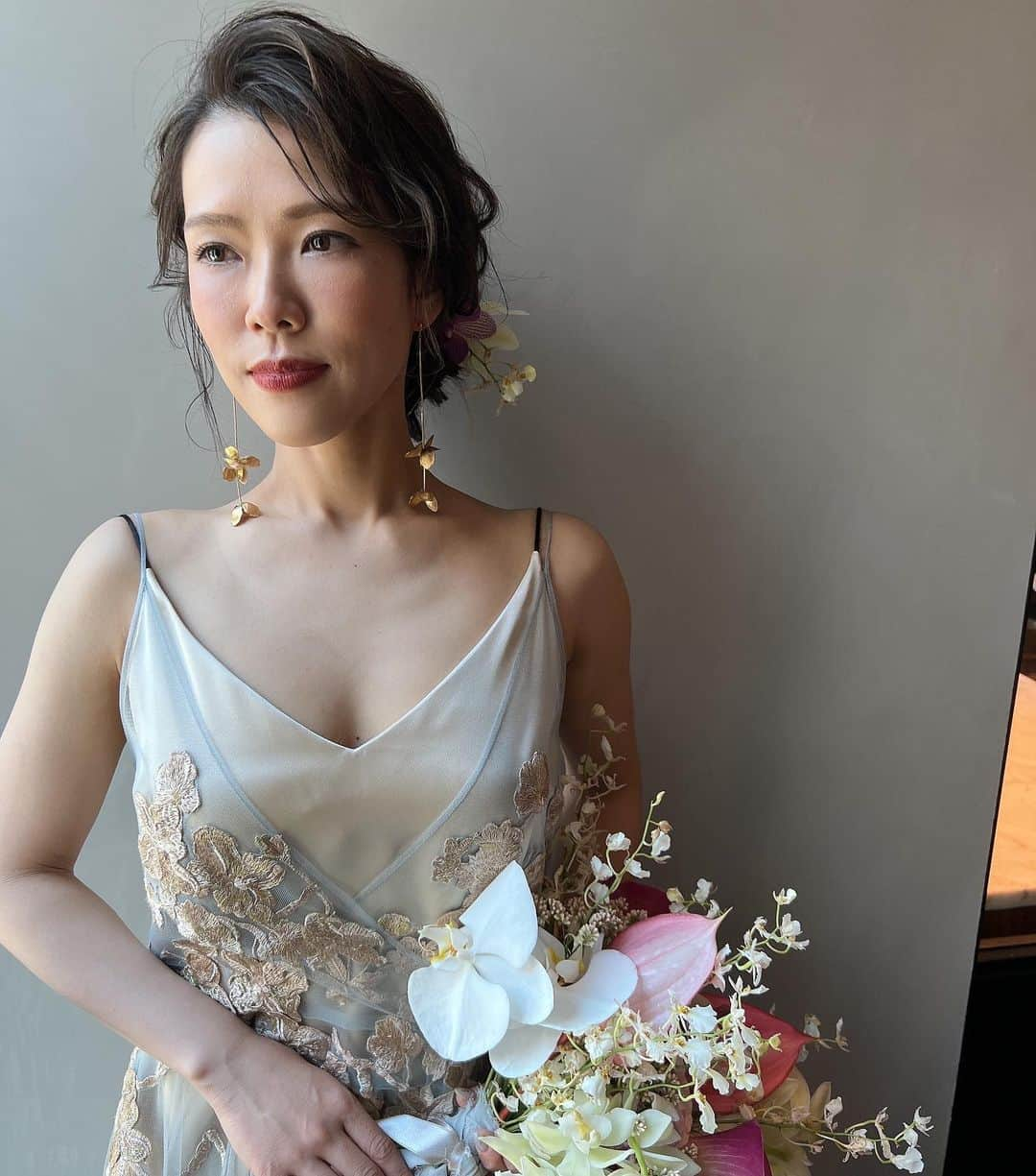 服部由紀子さんのインスタグラム写真 - (服部由紀子Instagram)「逆戻しの投稿の３スタイル。  どれも可愛くて、  この日の歓声の大きさといったら…♡  私も嬉しかったです。  実は、数週間に控えた結婚式。  ドレスのチェンジを、提案したのは、私からでした。  2着のドレスが、遠くから見たら同じディティールに近く、 男性やご年配の方からみたら、 少し似てしまうように見えてしまう…。  伝えるのも勇気がとてもいりました。  だって、花嫁にとって時間をかけて選んだ1着だから。  それでも、伝えて 納得してもらって、 ちゃんと選んだドレスで一生に一回のこの日挑んで欲しかったから。  結果、大歓声と、えみさんの『本当にこのドレスでよかった！間違いなかった！』 という確信の気持ち。  えみさん、ファッションと、ウェデング、そして自分らしさを存分に楽しんでくださって良かったです！  何よりも、信じてくれてありがとうございます。  おめでとうございます💕💕  ーーーーーーーーーーーーーーーーーー  #プレ花嫁#東京花嫁#前撮り#ホテルウェディング#出張ヘアメイク#和装ヘア#ヘアメイク#白無垢ヘア#ホテルウェディング#ウェディングブーケ#ウェディングブーケ#ブーケ#東京前撮り#丸の内前撮り #大人ウェディング  #前撮りヘアメイク」6月18日 20時36分 - ceu0116