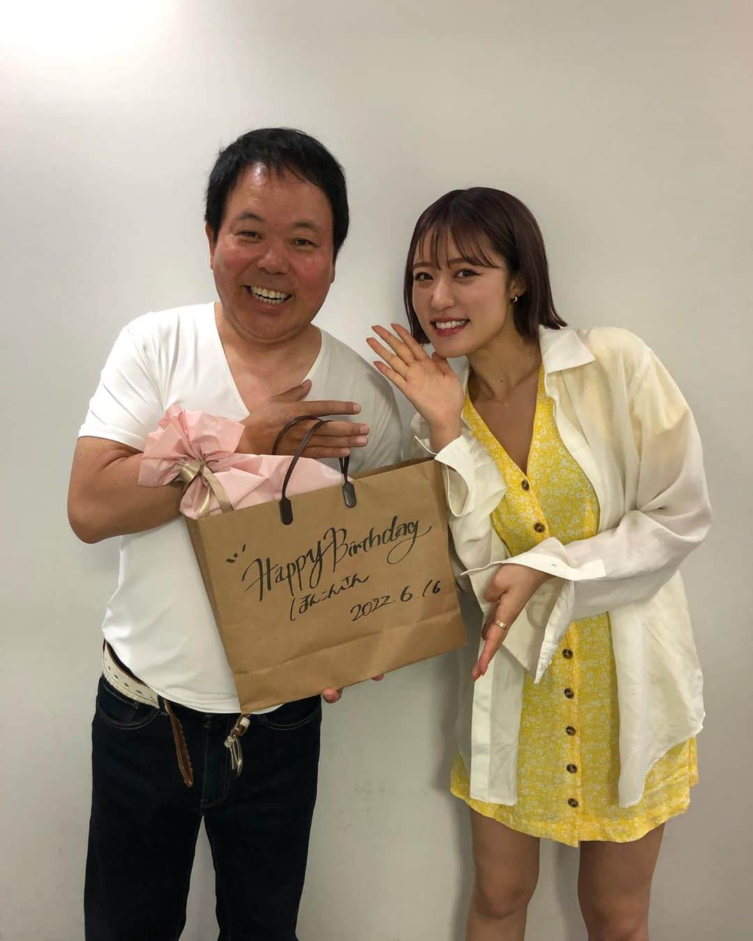 ほんこんさんのインスタグラム写真 - (ほんこんInstagram)「正義のミカタ終わり 王林ちゃんから誕生日プレゼント🎁頂きました🍶 感激😭 青森名産 #王林ちゃん  #王林 #うとう #善知鳥 #西田酒造 #青森県産りんごチップス  #アップルスナックうすしお味  #大吟醸 #山田錦 #日本酒 #誕生日プレゼント  #誕生日 #正義のミカタ #感謝カンゲキ雨嵐  #感謝 #ほんこん #59歳」6月18日 20時39分 - hongkong2015_4_9