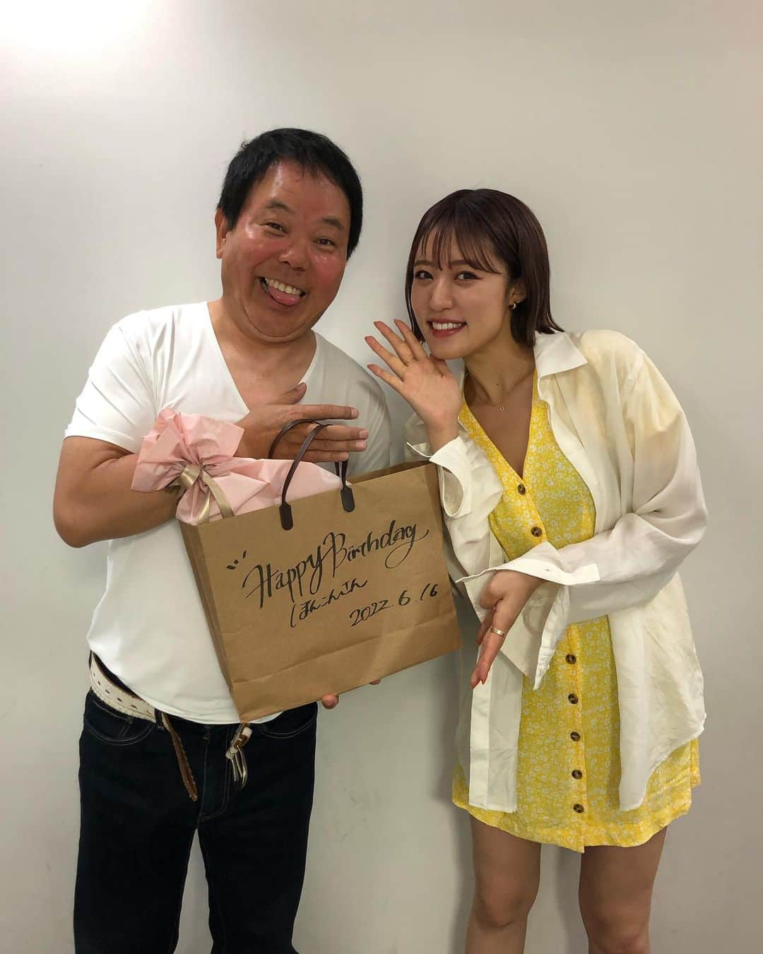 ほんこんさんのインスタグラム写真 - (ほんこんInstagram)「正義のミカタ終わり 王林ちゃんから誕生日プレゼント🎁頂きました🍶 感激😭 青森名産 #王林ちゃん  #王林 #うとう #善知鳥 #西田酒造 #青森県産りんごチップス  #アップルスナックうすしお味  #大吟醸 #山田錦 #日本酒 #誕生日プレゼント  #誕生日 #正義のミカタ #感謝カンゲキ雨嵐  #感謝 #ほんこん #59歳」6月18日 20時39分 - hongkong2015_4_9