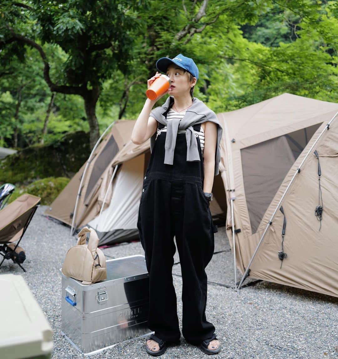 高山都さんのインスタグラム写真 - (高山都Instagram)「週末ぽっかり2人とも空いてたから、急遽キャンプへ夫婦で🙋🏻‍♂️👱🏻来ています🏕 のんびり準備して設営して飲んで食べて、とりあえずゆるめ。 この時間のおかげで、また月曜日から強く頑張れるのです。 山梨県北杜市　南アルプスふもとのキャンプ #都ふく overall & cardigan @oblekt_jp  tank top @ooju.official  bag @clane_official  shoes @tevajapan  cap @miumiu  雨降るかも予報だったから、靴や防寒は色々車の中に。 #安井家の外遊び」6月18日 20時59分 - miyare38