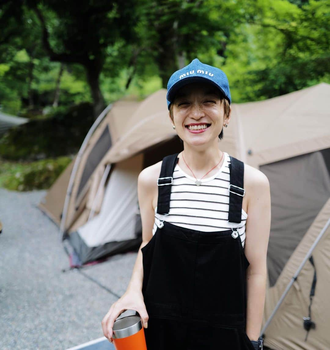 高山都さんのインスタグラム写真 - (高山都Instagram)「週末ぽっかり2人とも空いてたから、急遽キャンプへ夫婦で🙋🏻‍♂️👱🏻来ています🏕 のんびり準備して設営して飲んで食べて、とりあえずゆるめ。 この時間のおかげで、また月曜日から強く頑張れるのです。 山梨県北杜市　南アルプスふもとのキャンプ #都ふく overall & cardigan @oblekt_jp  tank top @ooju.official  bag @clane_official  shoes @tevajapan  cap @miumiu  雨降るかも予報だったから、靴や防寒は色々車の中に。 #安井家の外遊び」6月18日 20時59分 - miyare38