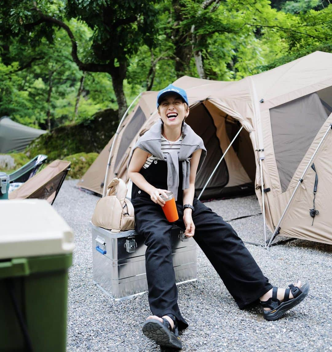 高山都さんのインスタグラム写真 - (高山都Instagram)「週末ぽっかり2人とも空いてたから、急遽キャンプへ夫婦で🙋🏻‍♂️👱🏻来ています🏕 のんびり準備して設営して飲んで食べて、とりあえずゆるめ。 この時間のおかげで、また月曜日から強く頑張れるのです。 山梨県北杜市　南アルプスふもとのキャンプ #都ふく overall & cardigan @oblekt_jp  tank top @ooju.official  bag @clane_official  shoes @tevajapan  cap @miumiu  雨降るかも予報だったから、靴や防寒は色々車の中に。 #安井家の外遊び」6月18日 20時59分 - miyare38