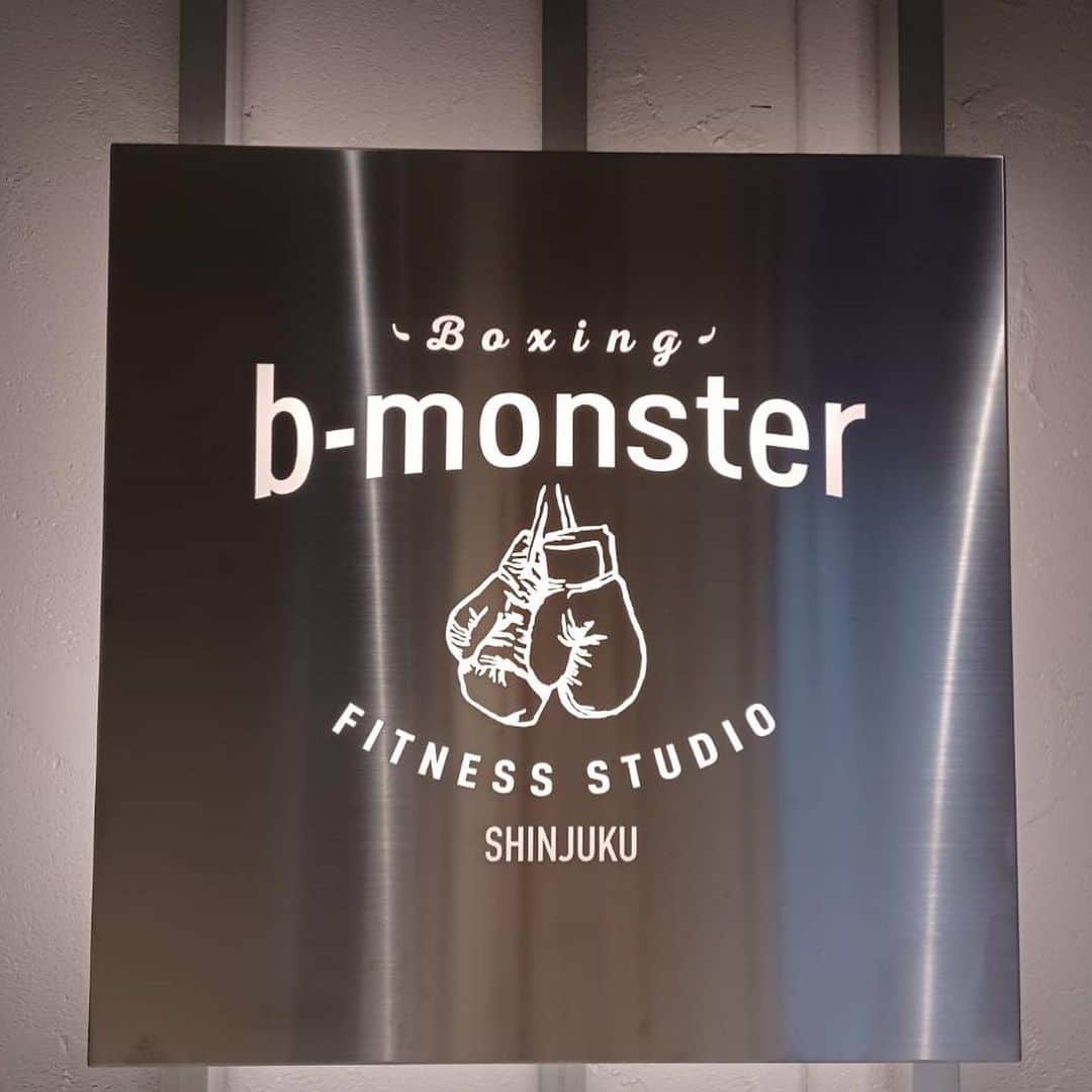 小川理子さんのインスタグラム写真 - (小川理子Instagram)「ずっと気になっていた暗闇ボクシングフィットネス「b-monster」新宿スタジオに行って来たあ🥊  キックボクシングはK-1のレオナさん達に教えていただいていたから、ジャブとかアッパー、フックとかは覚えていたけど、、ボクシングフィットネスは初めて🤔 暗闇の中でテンションあがる音楽とパフォーマーの方の素敵な盛り上げで、ボクシングフィットネス🥊という新しい世界を体験できました！！✨  そしてパフォーマーさんが可愛いし素敵な筋肉だし、元気で明るくて魅力的😍ステージをかけながら、皆を盛り上げつつ見本をしてて、、本当パワーすごかった‼︎  レッスン後に、写真も一緒に撮っていただいちゃった🤤  筋トレも出来て(私はへなちょこだからあんまできてないけど)燃焼ばっちり。ラストのサンドバッグ打ちも、大音量の音楽に合わせて動いて、ストレス解消しました❤︎  「非日常のエンターテイメント」 １レッスン体験もできるので、ぜひ行ってみて🥊✨ あー楽しかった！  PR @b_monster_official #暗闇フィットネス #ストレス解消 #新宿フィットネス #ダイエットジム #sdgs #ボディメイク #bmonster #bmonster新宿 #フィットネス女子 #フィットネススタジオ #ボクササイズ女子 #新宿ジム #boxingfitness #fitnessgirls」6月18日 21時56分 - ogawariko11