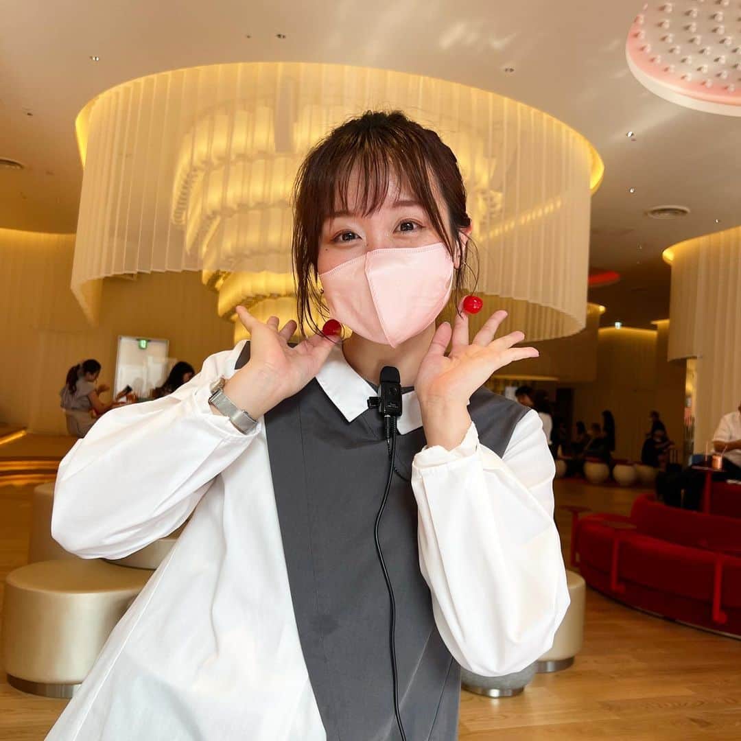マキ・コニクソンさんのインスタグラム写真 - (マキ・コニクソンInstagram)「お洒落番長  @nyanchan22 が運営するライフスタイルブランド “Her lip to”が大阪に去年オープンした話題のホテル「W大阪」とコラボしたアフタヌーンティー「HER LIP TO AFTERNOON TEA」 にアシスタントの島ちゃんと行って来たよ！ (写真6枚目)  2022年6月1日(水)～6月30日(木)まで 開催されるのに2022年5月11日（水） に予約を開始してから即日で満席！ さすが小嶋！👏🏼👏🏼  ケーキスタンドに乗ってるスウィーツが どれもフォトジェニック！👍🏼  店内はDJがイケてるミュージックをガンガンかけてめちゃくちゃ盛り上がってた。  テーブルは小嶋ファンでいっぱいでした！ 皆んな可愛かったなぁ〜。❤️❤️ (写真3枚目)  スタッフのあやのちゃんのサービスが 抜群に良かった！👍🏼Her Lip Toの シグネチャー”さくらんぼ”🍒のイヤリング してイベントを盛り上げてました！ (写真7枚目)  とにかくどれもこれもお洒落で 皆んな写真を30分ぐらい撮ってから やっと食べ始めてた。笑😁  小嶋！今日はセッティング有難う！ ご馳走様でした！🙏🏻  #Herlipto #HERLIPTOAFTERNOONTEA #WOsaka」6月18日 22時38分 - makikonikson