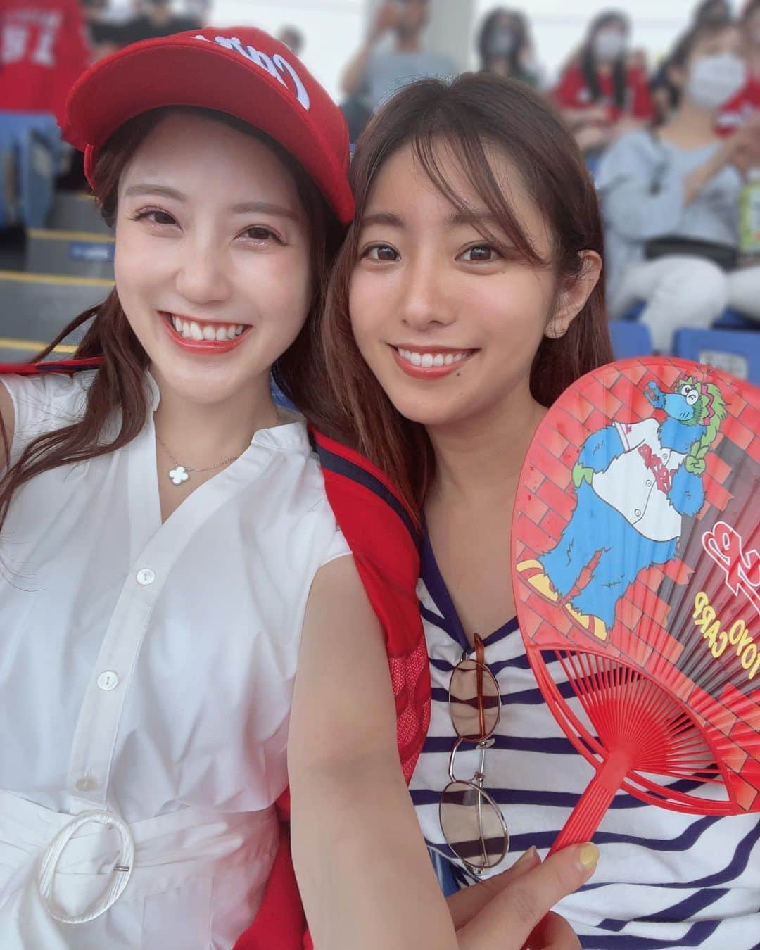 白戸ゆめのさんのインスタグラム写真 - (白戸ゆめのInstagram)「⚾️ . 後輩の勇姿を見に神宮球場へ✨ @hiroshima_carp_50_n.kento  . 2019年の秋の早慶戦以来の神宮で 何もかもが懐かしかったです🥺 . やっぱり思い出の地でスポーツ観戦って 何にも変え難い時間だなあって思いました✨ . 広島は負けちゃったけど ヤクルトはこれまた後輩の木澤が4勝目！ おめでとう🎉 . 早く巨人の試合も見に行きたい🧡🔥 . #カープ #ヤクルト #神宮球場  #六大学野球 #お祭り きょうは #カープ女子」6月18日 22時47分 - yumeno.s_