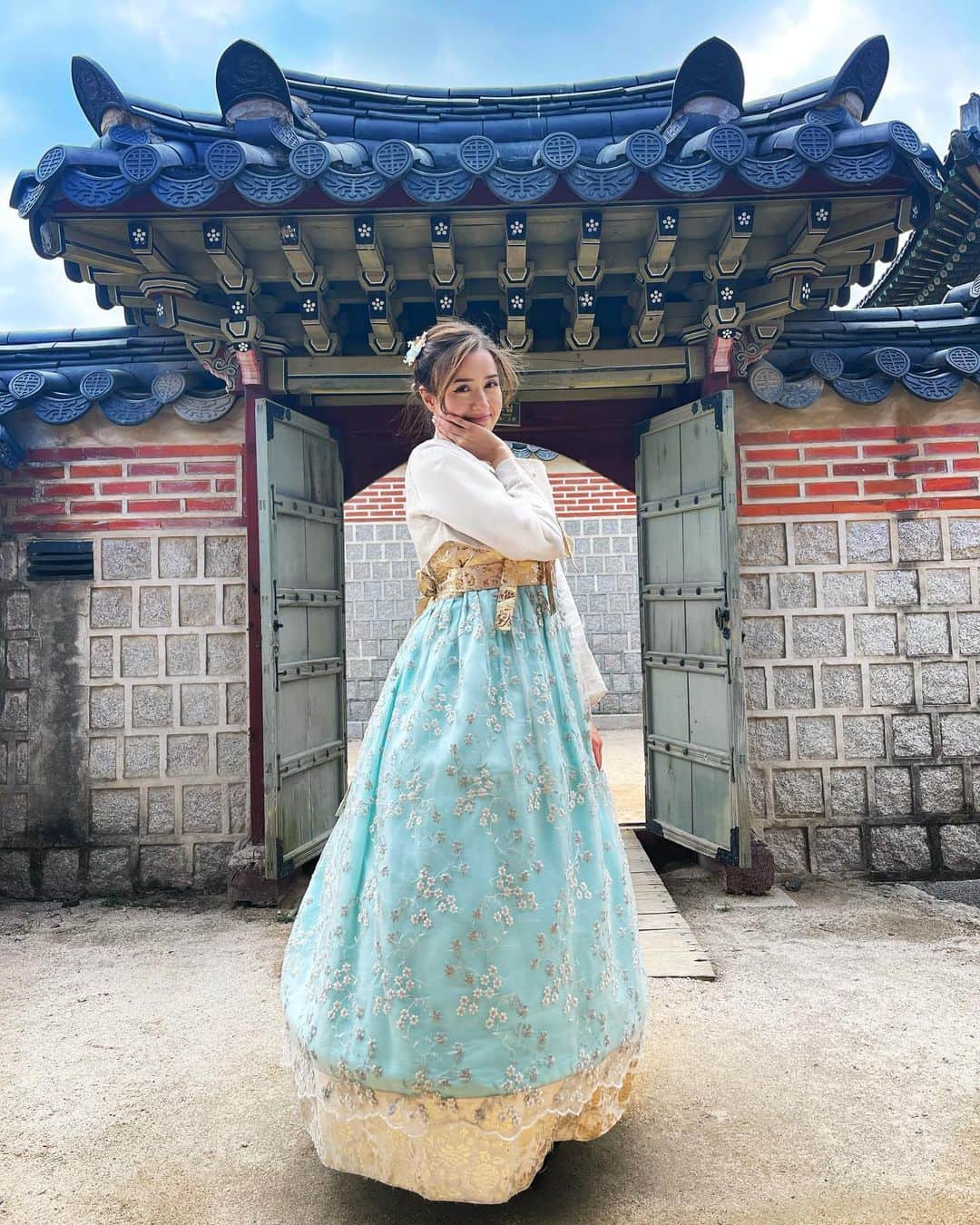 Pokimaneさんのインスタグラム写真 - (PokimaneInstagram)「had the honor of wearing a hanbok in korea 🥹  it’s hard to express how happy i am to finally be traveling again. getting to create content around the world, while learning about new cultures & seeing so many of your beautiful faces has been such a fulfilling experience! ☺️ huge thank you to the sweetie pie fans that were so kind & gifted us so many goodies! i surely gained 5 pounds from all the yummy food but it was hella worth it LOL   + huge thank you to the homies that joined @jakenbakelive @ariasaki @milktpapi @igumdrop @immwater ❤️  where should i go next? 😁✈️」6月19日 5時16分 - pokimanelol