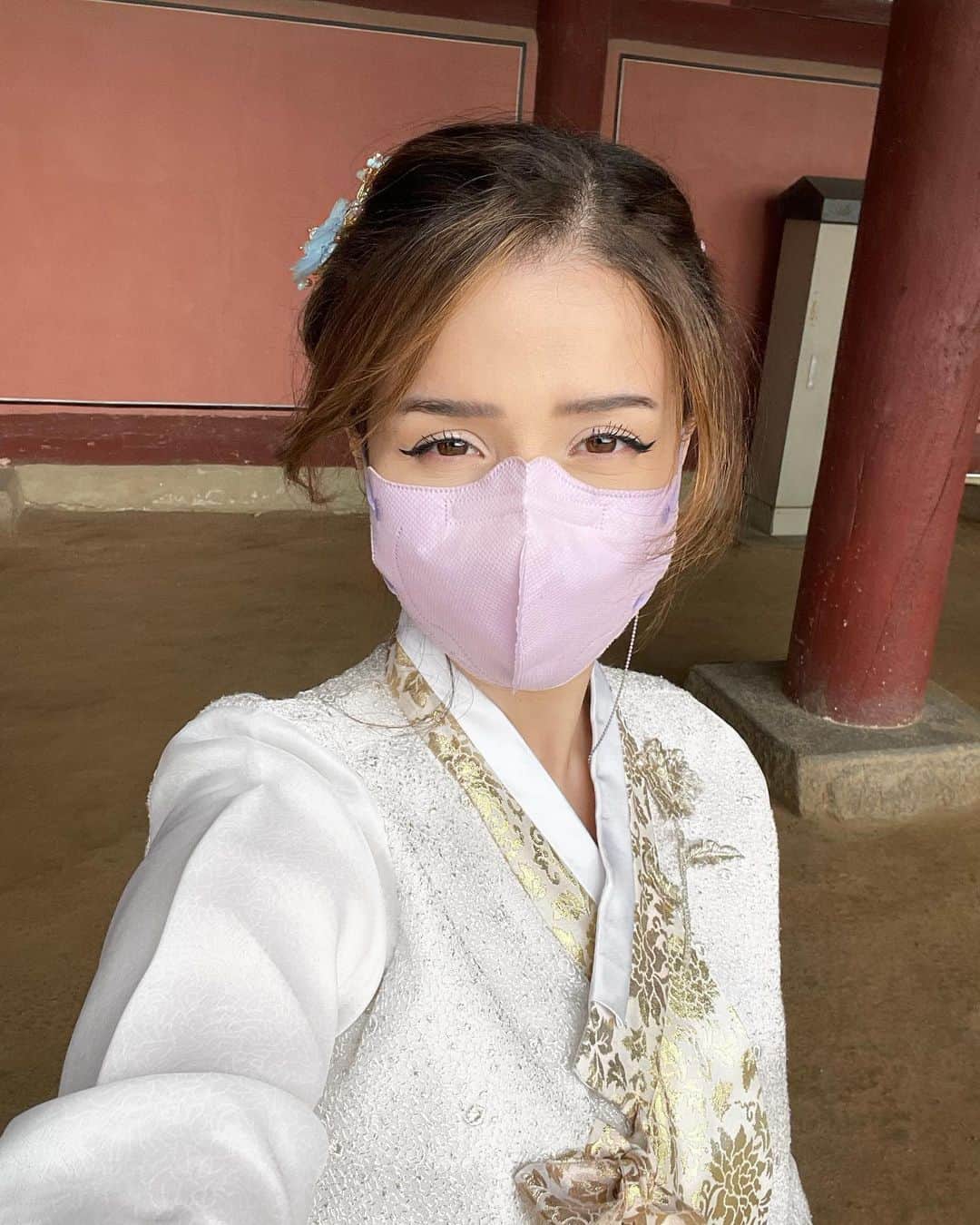 Pokimaneさんのインスタグラム写真 - (PokimaneInstagram)「had the honor of wearing a hanbok in korea 🥹  it’s hard to express how happy i am to finally be traveling again. getting to create content around the world, while learning about new cultures & seeing so many of your beautiful faces has been such a fulfilling experience! ☺️ huge thank you to the sweetie pie fans that were so kind & gifted us so many goodies! i surely gained 5 pounds from all the yummy food but it was hella worth it LOL   + huge thank you to the homies that joined @jakenbakelive @ariasaki @milktpapi @igumdrop @immwater ❤️  where should i go next? 😁✈️」6月19日 5時16分 - pokimanelol