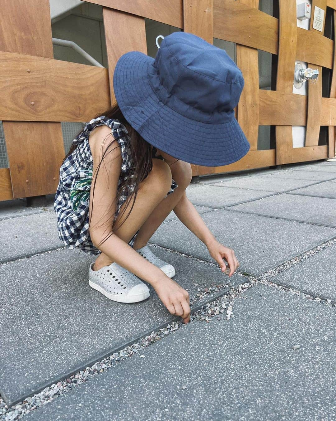 翁安芸さんのインスタグラム写真 - (翁安芸Instagram)「お腹に話しかけてくれる娘💭❤️ なんて言ったかは教えてくれない🤫  いろいろと寄り道しながら公園へ。 久しぶりのフリスビーはなかなか真っ直ぐ飛ばすの難しい🥏 でも走り回っていい運動😄👍🏻✨  #aspen #colorado #naturelife #monanddaughter」6月19日 6時16分 - akinyc