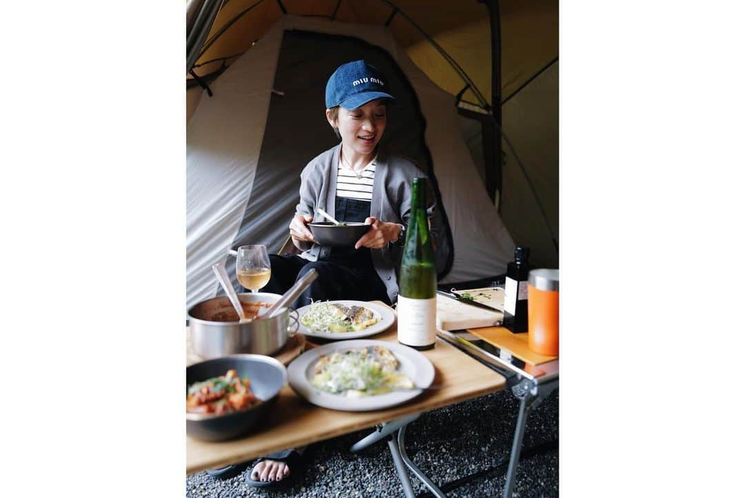 高山都さんのインスタグラム写真 - (高山都Instagram)「きのうの晩ごはんは2人キャンプで🏕 ペスカトーレみたいな魚介のトマトソースのパスタ 豆の麺の @zenb_japan で🍝 アジのポルトガル風(イワシが売り切れで) タコとセロリのサラダ 簡単にぱぱっとできる献立にしたけど、美味しくて食べ応えもあり。 残ったトマトソースを魚につけたりして、ちびちび食べるのもよかった！ ワインは @miyoshihayato が送ってくれたもの。 この後も飲みながら作ろっかなんて言ってたけど、結局焚き火してワイン飲んでお喋りしてたら、すっかり雨上がりの美しい星空！ 星がすごかったなぁー。 お皿は @roberto_jun_yuasa ロベさんの作品、これは外に持ち出すには勿体無い高価なものだけど、作家の彼自身もアウトドアで使うしオススメって言われて、それからは家でも外でも。 鍋の下には @nextweekend_jp のウッドボードを。 パスタで使ったボウルやワイン入れた割れないグラスはリンネル編集部 @liniere_tkj からの結婚祝いのプレゼント。 そういえば、ふたりで出演するリンネルもうすぐ発売だ🙋🏻‍♂️👱🏻 #安井家の外遊び」6月19日 7時21分 - miyare38