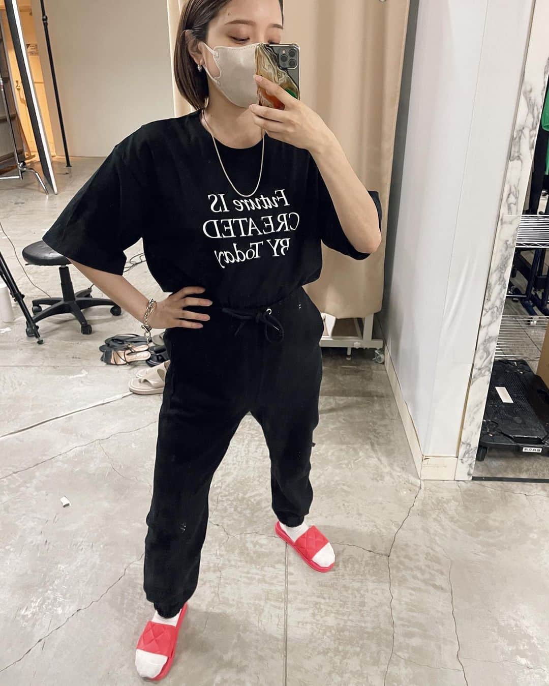 かんだまさんのインスタグラム写真 - (かんだまInstagram)「この春買ってよかったものベスト5  ・タビバレエ @maisonmargiela  ・黒のシンプルワンピ @h_beautyandyouth  ・ジャケット @marw_unitedarrows_official  ・レギンス @hm  ・レインブーツ @mackintoshofficial   本日はちびだまアイテムに物欲当ててきます🫡  #だま服 #モノトーン #春夏コーデ #30代ファッション #マタニティコーデ」6月19日 9時56分 - koike_weekend