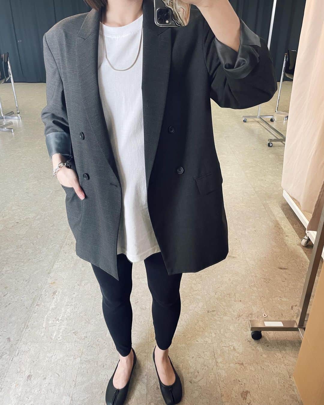 かんだまさんのインスタグラム写真 - (かんだまInstagram)「この春買ってよかったものベスト5  ・タビバレエ @maisonmargiela  ・黒のシンプルワンピ @h_beautyandyouth  ・ジャケット @marw_unitedarrows_official  ・レギンス @hm  ・レインブーツ @mackintoshofficial   本日はちびだまアイテムに物欲当ててきます🫡  #だま服 #モノトーン #春夏コーデ #30代ファッション #マタニティコーデ」6月19日 9時56分 - koike_weekend