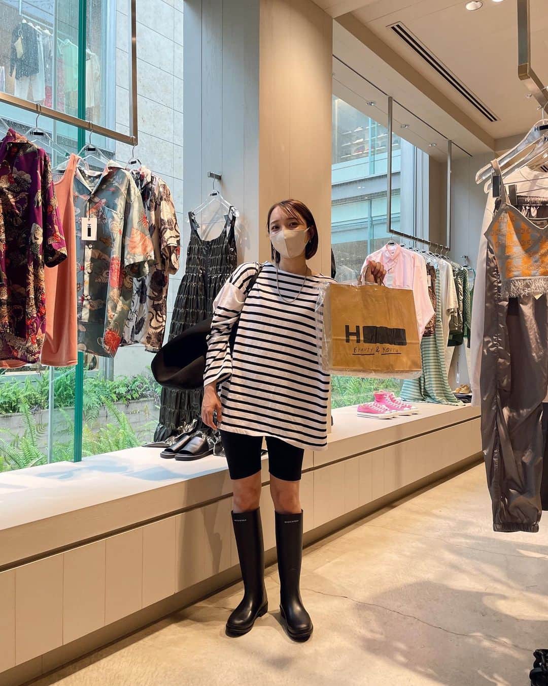 かんだまさんのインスタグラム写真 - (かんだまInstagram)「この春買ってよかったものベスト5  ・タビバレエ @maisonmargiela  ・黒のシンプルワンピ @h_beautyandyouth  ・ジャケット @marw_unitedarrows_official  ・レギンス @hm  ・レインブーツ @mackintoshofficial   本日はちびだまアイテムに物欲当ててきます🫡  #だま服 #モノトーン #春夏コーデ #30代ファッション #マタニティコーデ」6月19日 9時56分 - koike_weekend