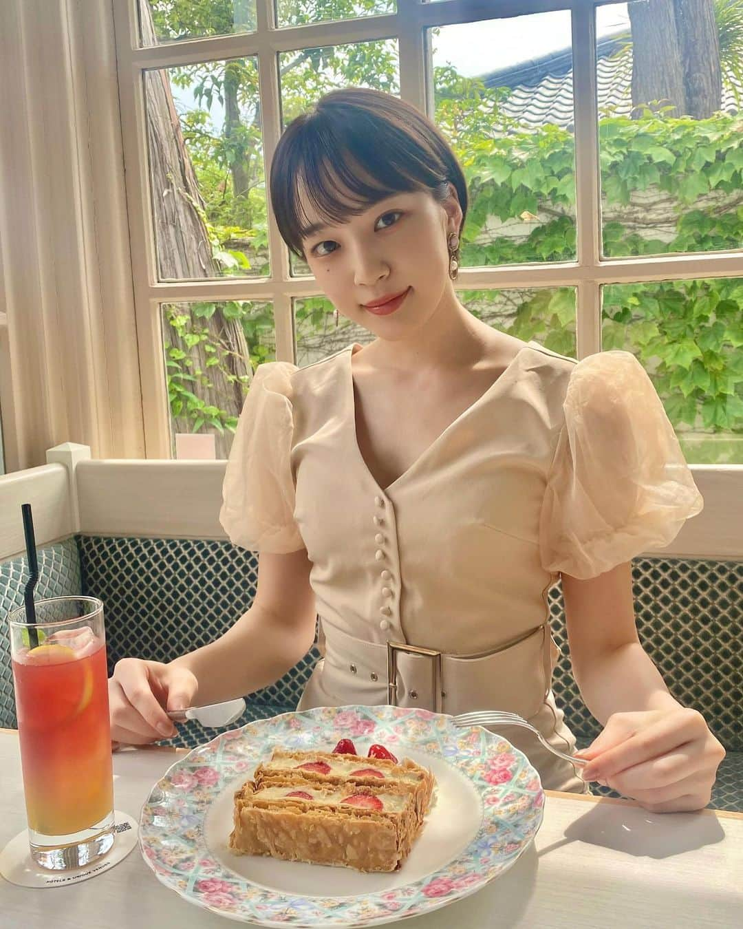 尾台彩香さんのインスタグラム写真 - (尾台彩香Instagram)「. . 🏠旧ムーア邸 📍 兵庫県神戸市中央区北野町2丁目9-3 . 可愛い苺のミルフィーユで有名な旧ムーア邸 ( @moore_cafe ) 室内は白を基調としていて、キラキラ光が差し込む明るい空間✨ 時間が経つことも忘れるような穏やかで、ゆったりとした時間が過ごせます🥱💭 . ☑苺のミルフィーユセット ドリンク付き 2,200円 ≫ まず何よりもこの見た目が素晴らしい…🥺💗 苺、クリーム、パイ生地、一つ一つのクオリティが本当に高いと思いました💎 . カスタードクリームには、コアントローというオレンジリキュールが使われていて上品な香り💭  パイ生地の周りは香ばしいスライスアーモンドがびっしり🙈💕 切る音の、サクって音ぜひ聞いてほしい！！！  上の苺が本当にみずみずしくてジューシー🍓✨ 意外とサイズが大きいことにびっくり👏 とても贅沢な一品でした💗 . 銀座で約50年に渡り愛されてきた老舗フランス料理店「銀座マキシム・ド・パリ」の苺のミルフィーユのレシピを元にパティシエが作り上げたそうです💡 出来たてはここでしか味わえない🍰 . ミルフィーユは、シャンパンと楽しむスイーツとも言われているんだとか🥂 大人の贅沢な午後のひとときを味わえます✨ . ガーデン内には溢れんばかりの光と緑🌟 ハーブの香りを楽しみながらティータイムを楽しめるガーデン席もありました🌱 . 【営業時間】 11:00～17:00 火曜日定休 . #兵庫観光 #神戸観光 #神戸カフェ #北野異人館 #旧ムーア邸 #ミルフィーユ #スイーツ #神戸グルメ #女子旅 #東京女子部 #女優 #モデル #ポートレート #ショートヘア  #ファッション #オシャレ #メイク #撮影 #hair #model #shooting #makeup #short #fashion #girls #instagood #photography #尾台彩香」6月19日 11時26分 - colorful0226