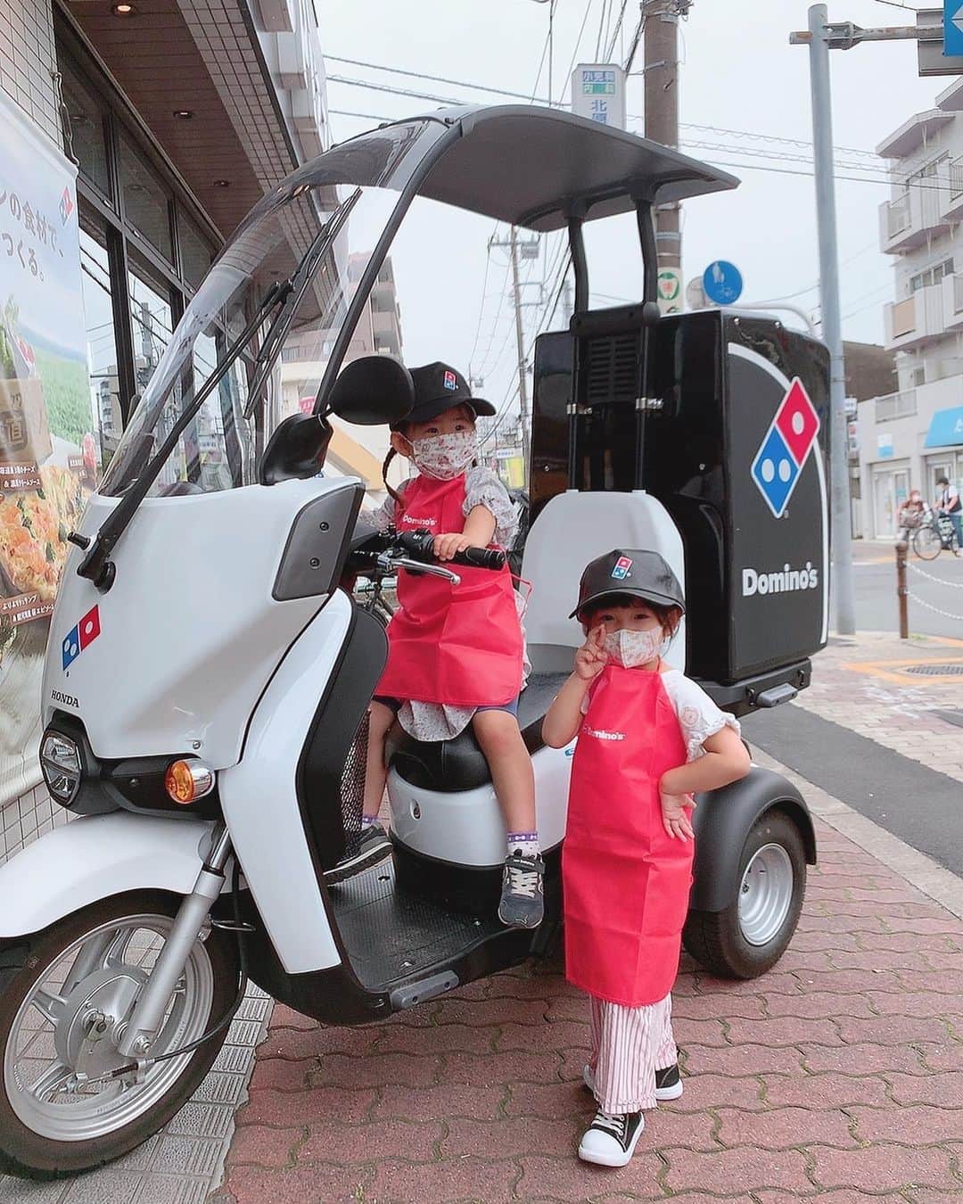 大知めぐみさんのインスタグラム写真 - (大知めぐみInstagram)「大好きなみーちゃんと @dominos_jp #ドミノピザ #ピザアカデミー 行ってきました🍕💓 ⁡ 実際の店舗で体験出来て、ピザ作り体験と作ったピザのお持ち帰り＆エプロン・帽子プレゼント付きで2000円と親にも子にも嬉しい😆🍕笑 ⁡ 3歳の2人は、真剣にお姉さんの話を聞いて、一生懸命ピザ作り頑張ってました😍💓 倍速だけど、コネコネ姿をww お姉さん優しく教えて下さり感謝です🥺🙏🏻💓 母達は、可愛い姿に邪魔をしないように、こっそりシャッターの嵐でした😂笑 ⁡ ほーんとに2人が仲良しナイスコンビで、ビビりなめいを、しっかりみーちゃんがリードしてくれて、2人が高校生になって一緒にバイトしたりしたら...と想像しちゃいました😂💓笑 ⁡ 私も久しぶりにみーちゃんママとゆっくり出来て、幸せ休日でした💗 子供が繋いでくれたご縁に感謝☺🙏🏻️💓 ⁡ #帰ってからもずーっとピザ屋 😂笑 #パパにも着せてたw ⁡ ⁡ ⁡ ⁡ ⁡ ⁡ #年少#ママ友 #幼稚園 #職業体験 #ピザ屋 #ピザ #ピザパーティー #ピザ作り #体験教室  #娘 #育児 #子供 #子供のいる暮らし #こども  #こどものいる暮らし#3歳 #主婦#女の子のママ #followｍe #女の子ママ #육아스타그램 #육아 #육아소통 #육아맘 #맘스타그램」6月19日 11時38分 - megmeg0715