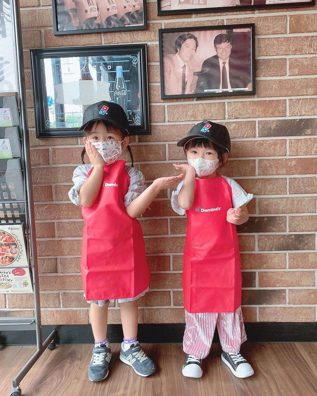 大知めぐみさんのインスタグラム写真 - (大知めぐみInstagram)「大好きなみーちゃんと @dominos_jp #ドミノピザ #ピザアカデミー 行ってきました🍕💓 ⁡ 実際の店舗で体験出来て、ピザ作り体験と作ったピザのお持ち帰り＆エプロン・帽子プレゼント付きで2000円と親にも子にも嬉しい😆🍕笑 ⁡ 3歳の2人は、真剣にお姉さんの話を聞いて、一生懸命ピザ作り頑張ってました😍💓 倍速だけど、コネコネ姿をww お姉さん優しく教えて下さり感謝です🥺🙏🏻💓 母達は、可愛い姿に邪魔をしないように、こっそりシャッターの嵐でした😂笑 ⁡ ほーんとに2人が仲良しナイスコンビで、ビビりなめいを、しっかりみーちゃんがリードしてくれて、2人が高校生になって一緒にバイトしたりしたら...と想像しちゃいました😂💓笑 ⁡ 私も久しぶりにみーちゃんママとゆっくり出来て、幸せ休日でした💗 子供が繋いでくれたご縁に感謝☺🙏🏻️💓 ⁡ #帰ってからもずーっとピザ屋 😂笑 #パパにも着せてたw ⁡ ⁡ ⁡ ⁡ ⁡ ⁡ #年少#ママ友 #幼稚園 #職業体験 #ピザ屋 #ピザ #ピザパーティー #ピザ作り #体験教室  #娘 #育児 #子供 #子供のいる暮らし #こども  #こどものいる暮らし#3歳 #主婦#女の子のママ #followｍe #女の子ママ #육아스타그램 #육아 #육아소통 #육아맘 #맘스타그램」6月19日 11時38分 - megmeg0715