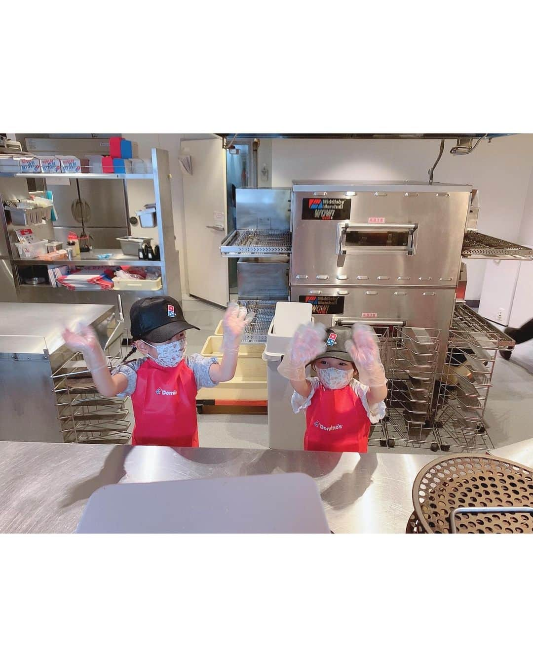 大知めぐみさんのインスタグラム写真 - (大知めぐみInstagram)「大好きなみーちゃんと @dominos_jp #ドミノピザ #ピザアカデミー 行ってきました🍕💓 ⁡ 実際の店舗で体験出来て、ピザ作り体験と作ったピザのお持ち帰り＆エプロン・帽子プレゼント付きで2000円と親にも子にも嬉しい😆🍕笑 ⁡ 3歳の2人は、真剣にお姉さんの話を聞いて、一生懸命ピザ作り頑張ってました😍💓 倍速だけど、コネコネ姿をww お姉さん優しく教えて下さり感謝です🥺🙏🏻💓 母達は、可愛い姿に邪魔をしないように、こっそりシャッターの嵐でした😂笑 ⁡ ほーんとに2人が仲良しナイスコンビで、ビビりなめいを、しっかりみーちゃんがリードしてくれて、2人が高校生になって一緒にバイトしたりしたら...と想像しちゃいました😂💓笑 ⁡ 私も久しぶりにみーちゃんママとゆっくり出来て、幸せ休日でした💗 子供が繋いでくれたご縁に感謝☺🙏🏻️💓 ⁡ #帰ってからもずーっとピザ屋 😂笑 #パパにも着せてたw ⁡ ⁡ ⁡ ⁡ ⁡ ⁡ #年少#ママ友 #幼稚園 #職業体験 #ピザ屋 #ピザ #ピザパーティー #ピザ作り #体験教室  #娘 #育児 #子供 #子供のいる暮らし #こども  #こどものいる暮らし#3歳 #主婦#女の子のママ #followｍe #女の子ママ #육아스타그램 #육아 #육아소통 #육아맘 #맘스타그램」6月19日 11時38分 - megmeg0715