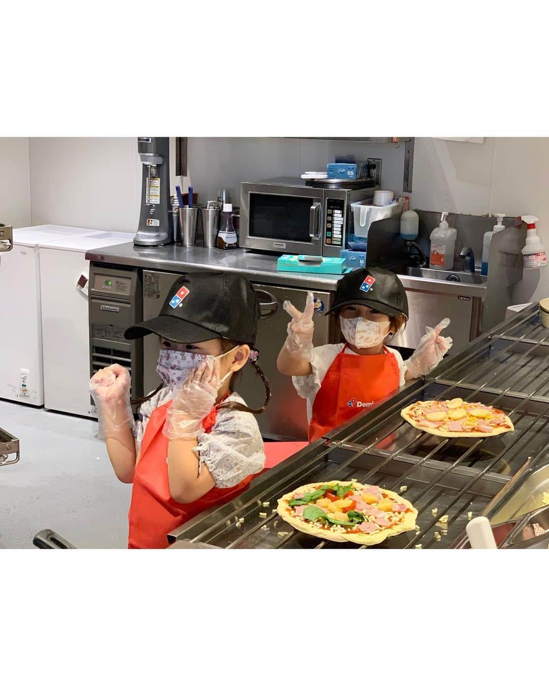 大知めぐみさんのインスタグラム写真 - (大知めぐみInstagram)「大好きなみーちゃんと @dominos_jp #ドミノピザ #ピザアカデミー 行ってきました🍕💓 ⁡ 実際の店舗で体験出来て、ピザ作り体験と作ったピザのお持ち帰り＆エプロン・帽子プレゼント付きで2000円と親にも子にも嬉しい😆🍕笑 ⁡ 3歳の2人は、真剣にお姉さんの話を聞いて、一生懸命ピザ作り頑張ってました😍💓 倍速だけど、コネコネ姿をww お姉さん優しく教えて下さり感謝です🥺🙏🏻💓 母達は、可愛い姿に邪魔をしないように、こっそりシャッターの嵐でした😂笑 ⁡ ほーんとに2人が仲良しナイスコンビで、ビビりなめいを、しっかりみーちゃんがリードしてくれて、2人が高校生になって一緒にバイトしたりしたら...と想像しちゃいました😂💓笑 ⁡ 私も久しぶりにみーちゃんママとゆっくり出来て、幸せ休日でした💗 子供が繋いでくれたご縁に感謝☺🙏🏻️💓 ⁡ #帰ってからもずーっとピザ屋 😂笑 #パパにも着せてたw ⁡ ⁡ ⁡ ⁡ ⁡ ⁡ #年少#ママ友 #幼稚園 #職業体験 #ピザ屋 #ピザ #ピザパーティー #ピザ作り #体験教室  #娘 #育児 #子供 #子供のいる暮らし #こども  #こどものいる暮らし#3歳 #主婦#女の子のママ #followｍe #女の子ママ #육아스타그램 #육아 #육아소통 #육아맘 #맘스타그램」6月19日 11時38分 - megmeg0715