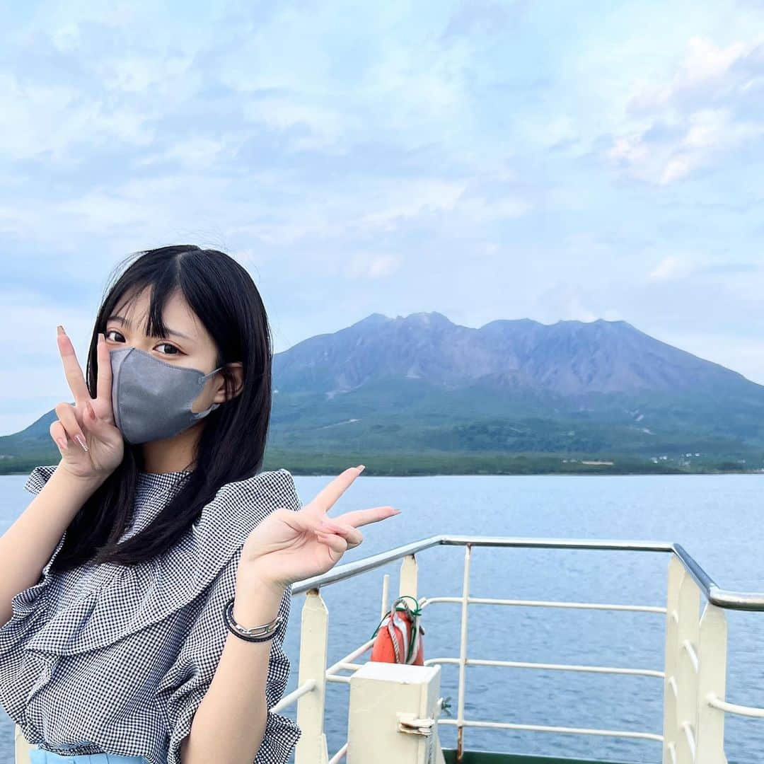 MINAMIさんのインスタグラム写真 - (MINAMIInstagram)「. 今回の旅の行先は鹿児島県でした〜🌀 桜島もフェリーも迫力凄かった✨  海がレベチ🥺💙 あの透明感が大好き！！ 奄美最高🫶🏻  鶏飯がとにかく好き過ぎた また行きたい〜♡‴...🐝 . . . #vlogtiktok」6月19日 11時54分 - mimi.minami.mimi