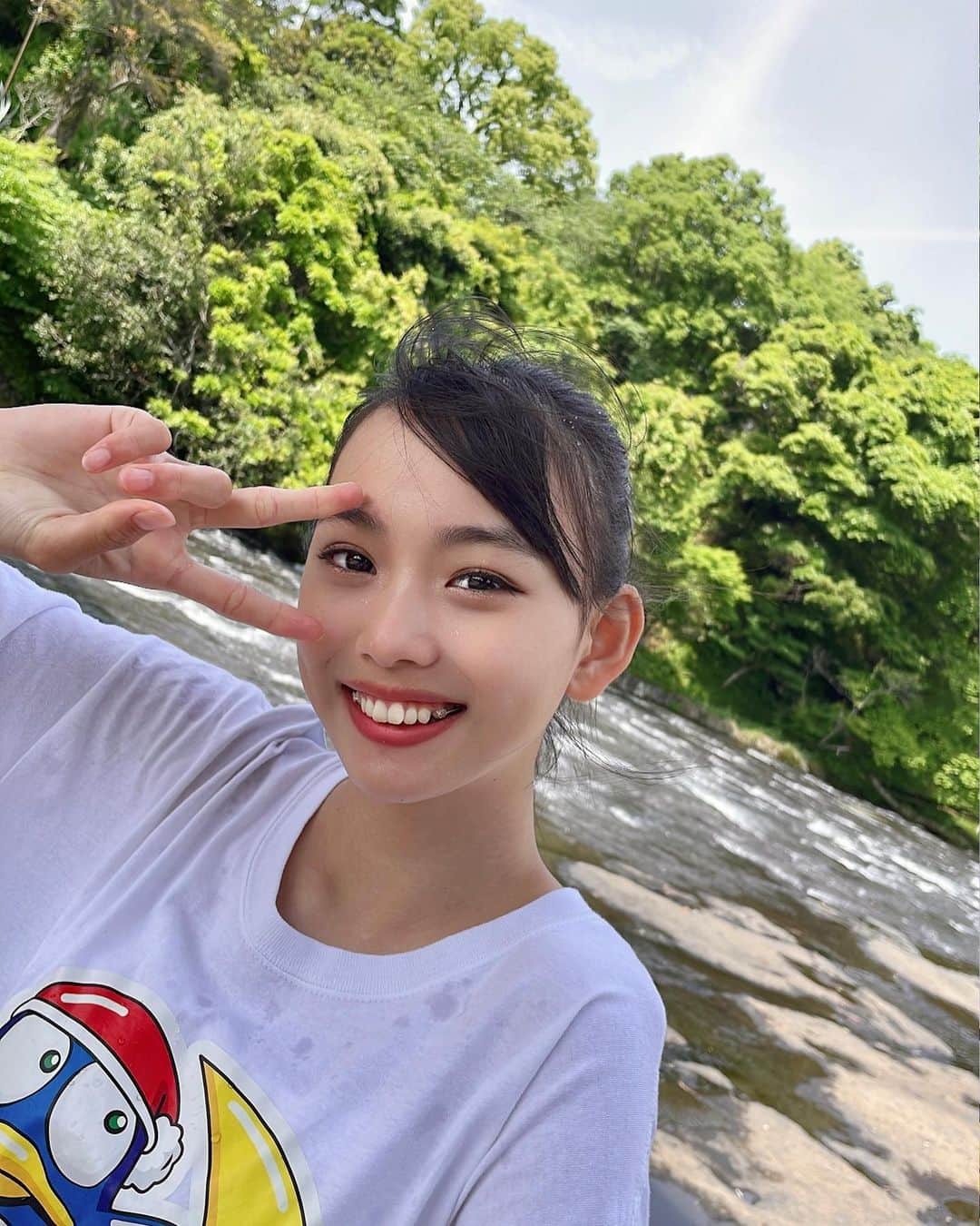 松本麗世さんのインスタグラム写真 - (松本麗世Instagram)「♡ ♡ 涼しそうで川に入っちゃった𓈒 𓏸𓈒𓂂𓂃♡ ♡ ♡ 花瀬川の川床……🫧 平滑な千畳敷の石畳 幅60m長さ約2kmつづいてる…🫧 ♡ ♡ 珍百景見つけたから 次のリールで紹介しちゃいます💡 ̖́- ♡ ♡  #松本麗世 #matsumotoreiyo #ファッション #ドンペンコーデ #花瀬川 #溶結凝灰岩  #石畳 #肝属郡錦江町  #肝属郡錦江町 田代 #ポニーテール #癒し #鹿児島  #ドン・キホーテ」6月19日 11時56分 - reiyo.matsumoto