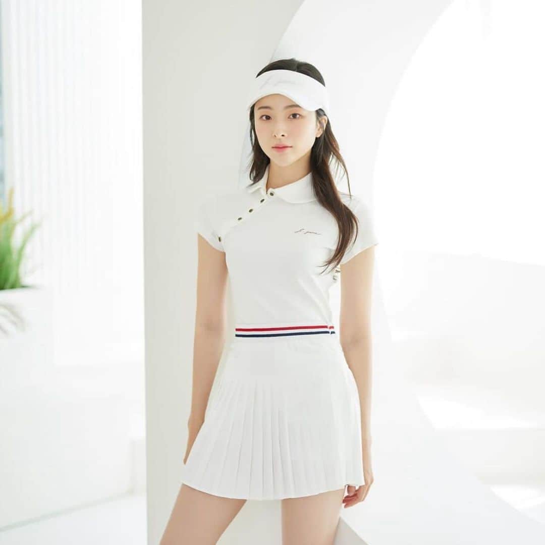 J.JANE JAPANさんのインスタグラム写真 - (J.JANE JAPANInstagram)「New arrivals 🤍 J.JANE  . 💎TOPS Gold oblique line t-shirt（White） ※XS/S即日発送 . 💎Bottoms  Line Band Pleats Skirt (White)  軽くて素材感が涼しいプリーツスカートです。 ウエスト全体がパンディングでスポーティなポイントになってくれます。  アイスクール素材になっており、 活動性を高めたデザインになっております。  🇯🇵 https://www.j-jane.jp  --------------------------------------------- #golf#골프 #ゴルフ#golfwear #j_jane #j_jane_golf #スポーツ#golfswing #ドライバー#アイアン#golf#fashion#韓国ファッション#ゴルフ好き#golfing#golfer #ゴルフウエア #ゴルフスイング#ゴルフ女子#ゴルフ男子#トレーニング#ゴルフ部#ゴルフ部」6月19日 12時19分 - j.jane_japan