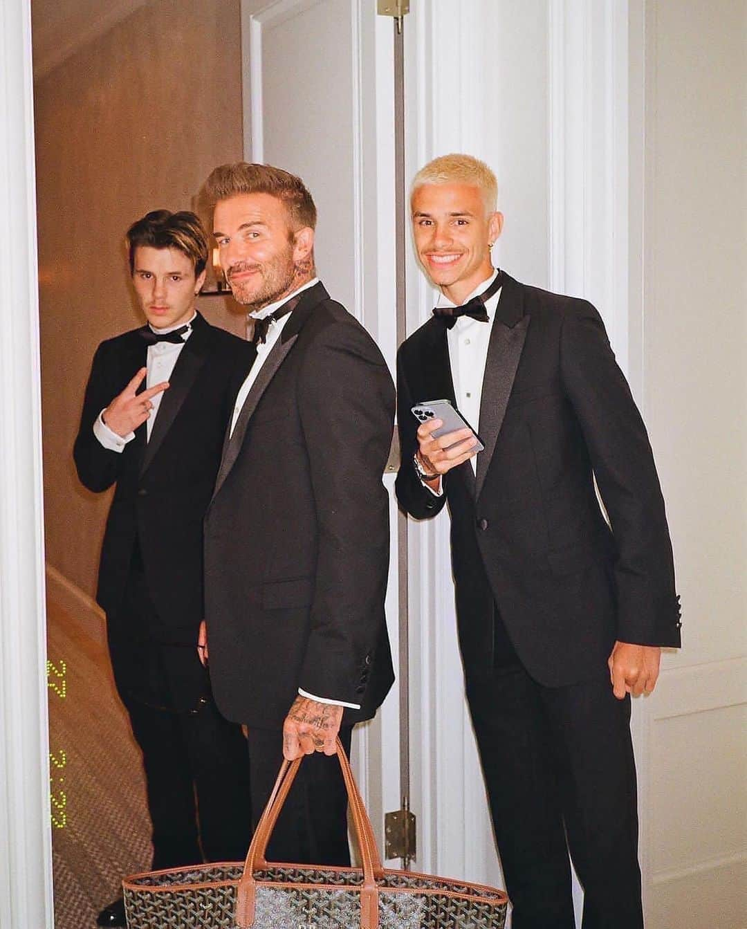 ヴィクトリアベッカムさんのインスタグラム写真 - (ヴィクトリアベッカムInstagram)「Happy Father’s Day to the best, most loving Daddy in the world!! 💕We all love you so much @davidbeckham, you are our everything 🌎💫」6月19日 16時22分 - victoriabeckham