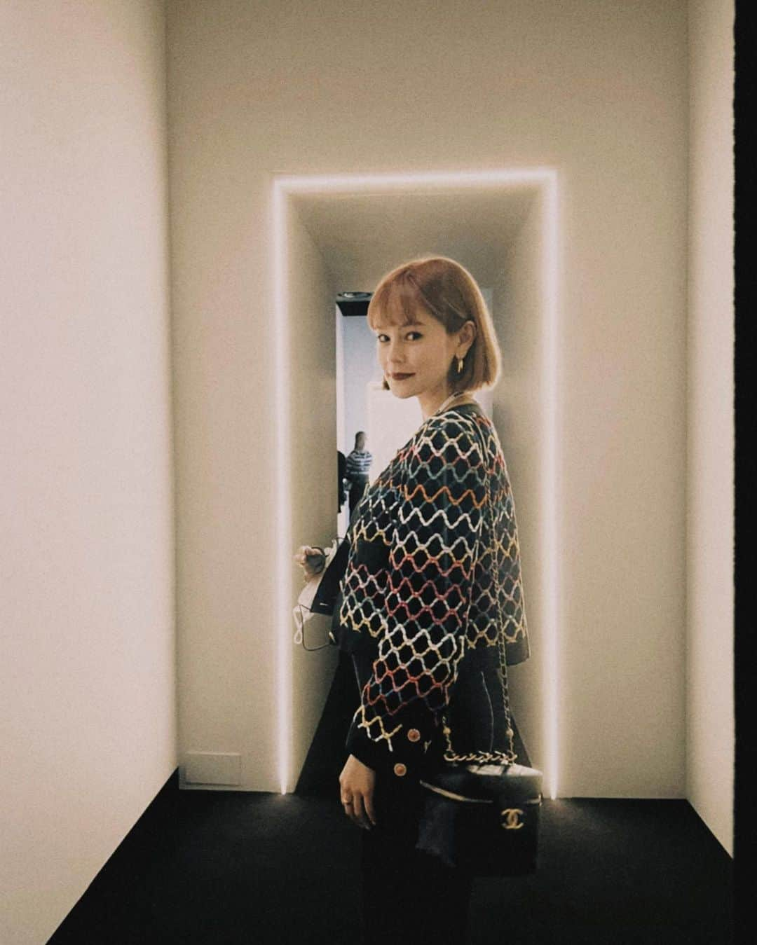 emmaさんのインスタグラム写真 - (emmaInstagram)「@chanelofficial 🪩 last night  18日から三菱一号館美術館にて 開催されている 「ガブリエル・シャネル展 MANIFESTE DE MODE」へ。  学芸員の方のお話を聞きながら、 贅沢にガブリエル・シャネルをより知れた夜🌹 常に新しく時代を構築してきたデザイナー。 誰もが憧れるけど、この展示を通してより深く彼女の魅力や、 時代に流されることなく在り続ける凄さ。 しかもそれが最近のことではなく1920年代。。。 シンプルで洗礼されていて、品があって、 でも実用性と快適さがある....😮‍💨❤️  素晴らしい展示でした🙏🏻  #chanel #chanelexhibition」6月19日 16時55分 - okss2121