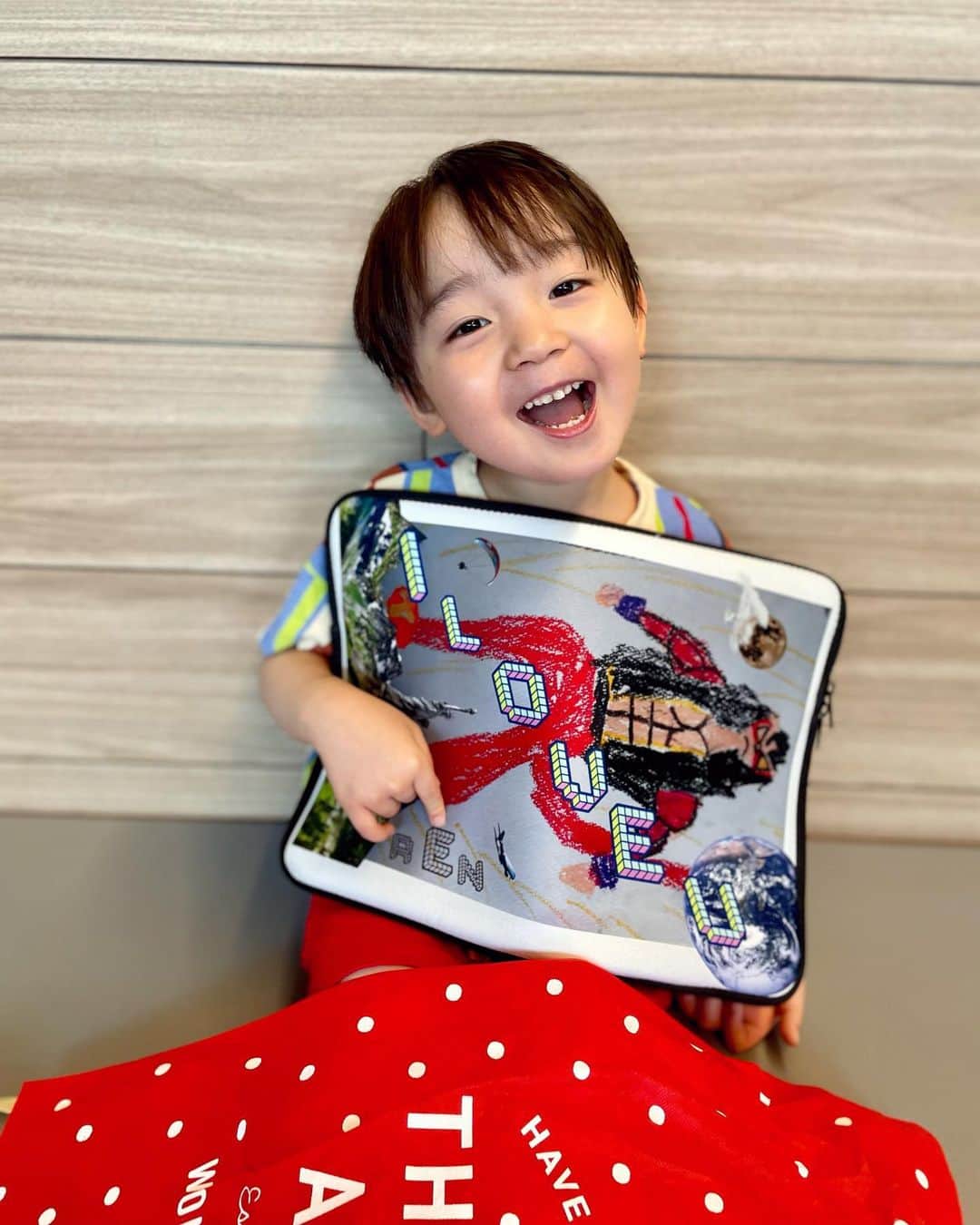 石塚錬さんのインスタグラム写真 - (石塚錬Instagram)「. 👦💬「パパ、大好きだよ👨❤️」 #強くてかっこいいパパ(超サイヤ人4バージョン)を描いてノートPCケースにしてプレゼント💻🎁 #あと紙皿と折り紙でお顔をつくったよ🥸 #パパすごく喜んでくれました🥰 #京都グルメは来週のお楽しみ😁🥢 . 👦💬「Daddy, I love you👨❤」 #Draw strong dad and make it into a laptop case as a gift 💻🎁 #I also made a face with a paper plate and origami🥸 #Daddy was very pleased🥰 #Today is Father's Day👨 . #父の日 #ノートパソコン #ケース #お面 #折り紙 #father'sday #laptop #notebook #아버지의날　#노트북 #วันพ่อ #แล็ปท็อป #Hariayah #父亲节 #笔记本电脑 #石塚錬 #成長日記 #ishizukaren #renishizuka #이시즈카」6月19日 19時00分 - ishizuka_ren