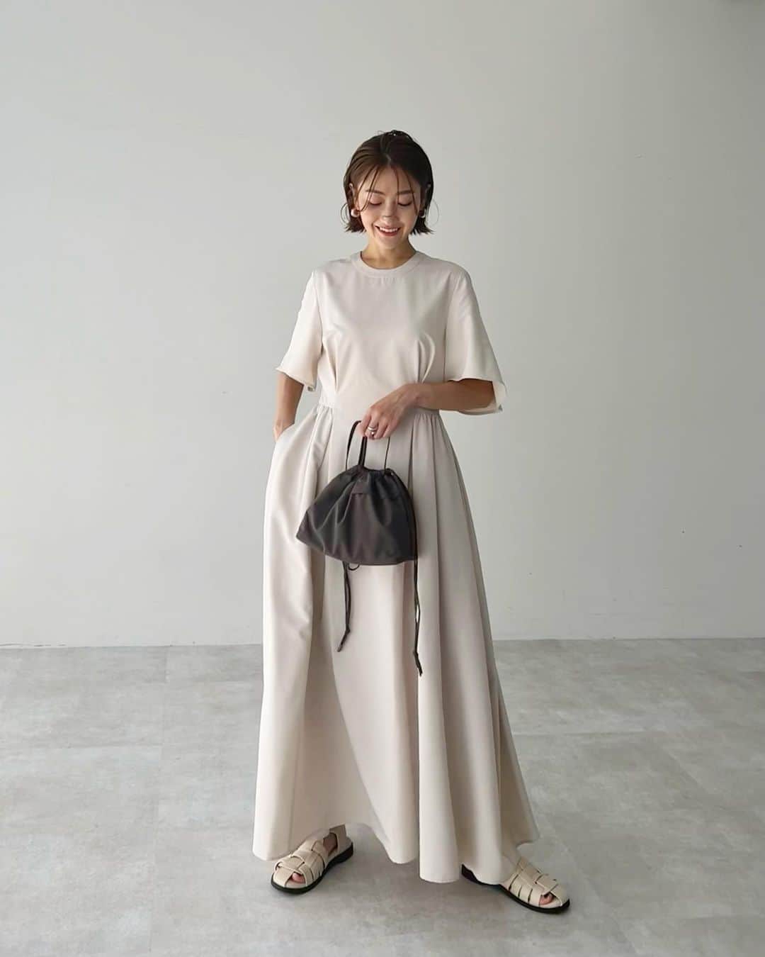 金子麻貴さんのインスタグラム写真 - (金子麻貴Instagram)「グルカサンダルに合わせてちょいカジュアルに🤍サンダルやバッグで綺麗目にも着られる @re_gleam のベルスリーブワンピ。  ウェストのくびれから広がるボリュームたっぷりのスカートが可愛い💕  きちんとしたシーンにもカゴバッグにペタンコサンダルでリラックス系でも👍  #fashion#regleam#loewe#delvaux#reedit#ワンピ#ワンピースコーデ#マキシワンピース#シンプルコーデ#ママコーデ#巾着バッグ#夏コーデ」6月19日 19時34分 - mtmmaki