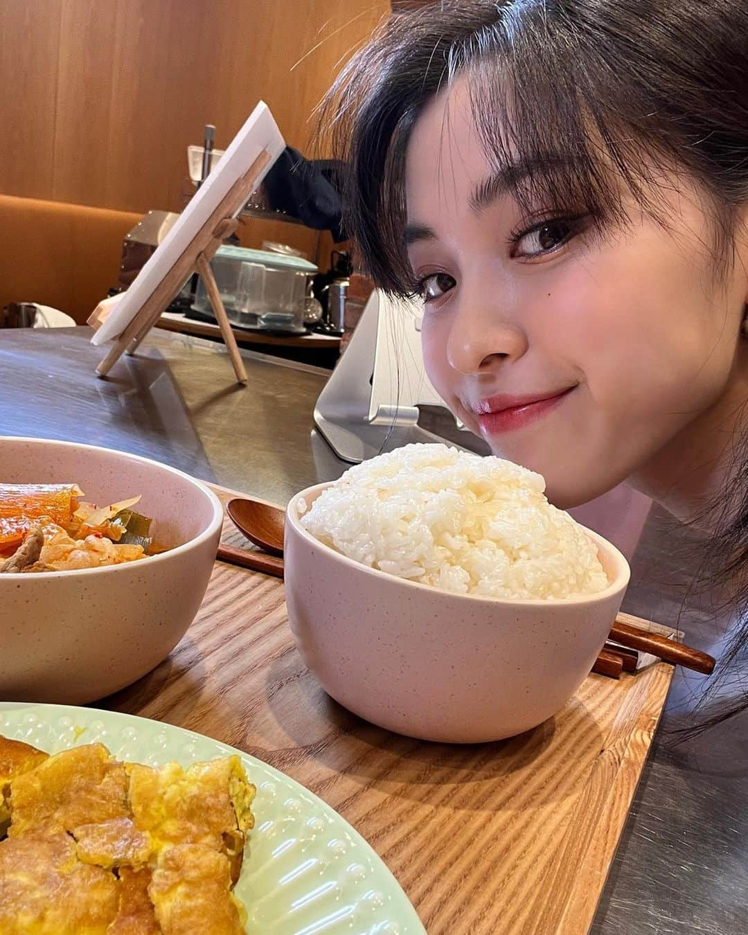 ITZYさんのインスタグラム写真 - (ITZYInstagram)「[🔴LIVE]  류진 퀴즈 & 믿지 정답으로 완성된 #류진의찌계란  #쩝쩝박사_있지가_믿지에게 🍳 https://youtu.be/huF5L5dgwrI  📢 MISSION 📢 해시태그와 함께 #류진의찌계란 도전😎 MIDZY's #RyujinJjigaEgg challenge with hashtags below!  #류진의찌계란 #RyujinJjigaEgg  #류진의찌계란 레시피  1. 약불에 다진마늘과 고기 먼저 볶볶🥩 2. 고기가 살짝 익으면 김치 투하✨ 3. 어느 정도 볶아준 후 물 넣고 팔팔 끓이기🔥 4. 양파와 파 손질하여 찌개에 넣기🧅 (류진이는 큼지막한 파 선호!) 5. 김칫국물 넣어 끓여준 후 청양고추로 마무리!😍  Recipe for #RyujinJjigaEgg  1. Stir-fry ground garlic & pork first🥩 2. Once the meat is cooked, put kimchi into the pot✨ 3. Add water and boil it hard🔥 4. Chop onions & green onions and put them in the jjigae🧅 5. Put kimchi juice and finish with Cheongyang pepper😍  #쩝쩝박사_있지가_믿지에게 #요란요란 #EATZY」6月19日 19時48分 - itzy.all.in.us