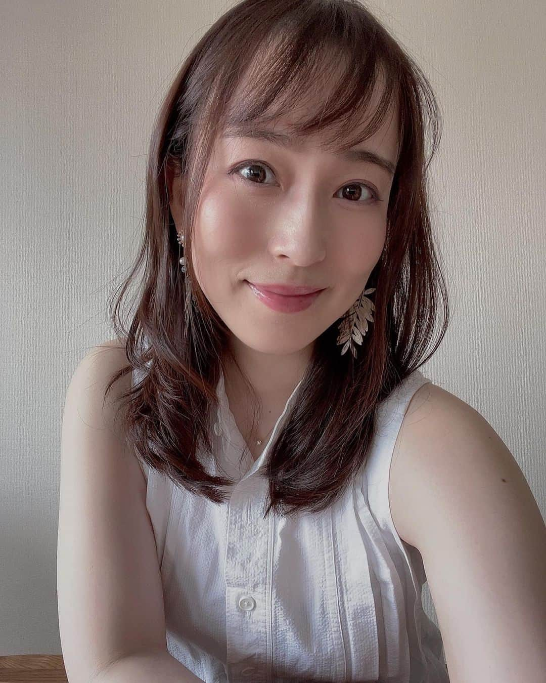 薄井しお里さんのインスタグラム写真 - (薄井しお里Instagram)「雨予報と言われていた週末とは全く違うものとなりましたね🎐🫧 この時期の予報はころころと変わるのでちょくちょくみるようにはしていたので、昨日今日は驚かず過ごしましたが皆様はいかがでしたか？ 今日は暑かったのですが、お出かけ気分だったので冷房対策に念のためレースの羽織りものを持って出発💭 暑かったので着ないで出かけ、寒さを感じてから思い出し、いざ着ようと思ったら、あれ、手に持ってない。カバンの中、ない。肩や腰にかけられる袖の長さでもないしどうしたものかと💭しばし頭をぽりぽり🫤💭  あ。え。これは…落としたんだ…と一日中しょぼくれて過ごす羽目になりました🥹 買いたいものもあったのにどうも元気が出ず、ため息をつきなが予定よりもかなり早く帰宅🍂 結構気に入ってたのにはなぁと、誰かに拾われて着てもらえたらそれはそれでいいのかなぁとか、捨てられてしまったらカーディガンが可哀想だなぁ。とかいろいろ考えながら帰宅したら、なんと玄関に落ちてました🫤🫧 思わず抱きしめましたーーー！！！！ 雨が降らなくて本当によかった！！！！！！と心底思いました🥹‼︎‼︎‼︎‼︎なんせ外に落としていたので🥹‼︎‼︎‼︎‼︎‼︎ いつか見た、雨の降る日曜日の予報通りだったらもっと落ち込んでいたかな。でもカーディガンが戻って来ればきっとハッピーだったので濡れてても、戻ってきて来れてありがとう。そこにいて来れてありがとう！だったとは思います🕊🫧 暑かったけど、終わりよければ全てよし。な1日となりました😌🍃 ゆっくり休んで明日からまた頑張りましょう🪬 #今日の話　#当たらない天気予報　#当たらなくていいこともある　#落とし物　#夏到来　#今週の競馬の振り返りはありません　#落ち込みモード」6月19日 19時52分 - shiori.uuu