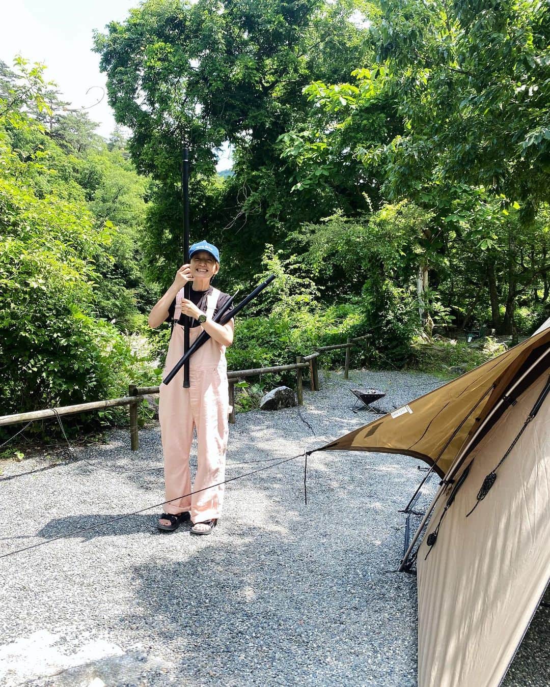 高山都さんのインスタグラム写真 - (高山都Instagram)「はじめてのキャンプ先でのラン。 よく晴れて、もうすでに暑い8時前、夏っぽいねぇーって汗かいて走る朝はめっちゃ気持ちよかった😎 クールダウンで川で顔洗ったりしてね。 この川遊びは、このあと朝食後もやりました。 大人ふたり、のんびりマイペースなキャンプ時間。 まだ始めたばかりの趣味だけど、他の人の素敵なテントや仕様、ギアを参考にしたり、それでまた必要なものを買ってみたり。 我が家はコンパクトな車🚗だからこそ、ギアの選び方は慎重でもあるのだけど(欲しいものは入らない)それもまた楽しい。 🙋🏻‍♂️が上手に詰めてくれるおかげで、お料理したり遊んだりも快適です。 #オットくん中央道大渋滞運転おつかれさまでした #ありがとう #安井家の外遊び」6月19日 20時05分 - miyare38