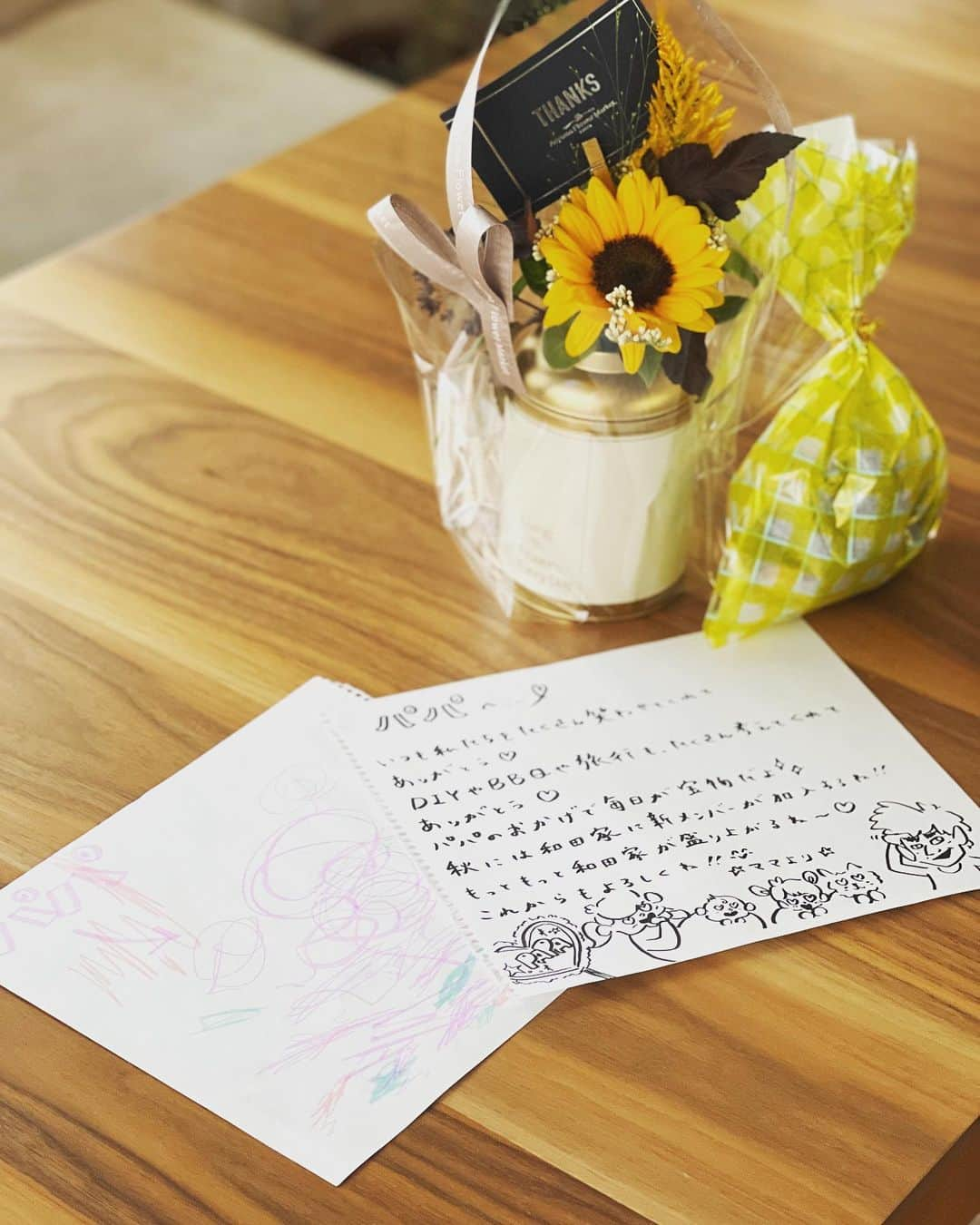 吉木りささんのインスタグラム写真 - (吉木りさInstagram)「父の日には我が子が描いたパパの似顔絵と、我が子がたくさんプリントされたパンツをプレゼント🎁😂⠀ ⠀ いつも我が家を明るく照らしてくれてありがとう！！☘️✨🏠⠀」6月19日 20時13分 - risayoshiki0727