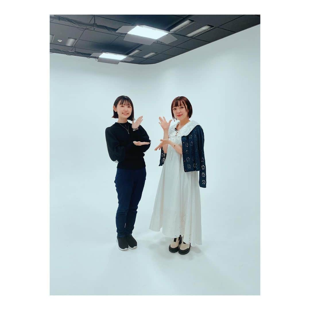 佐藤聡美さんのインスタグラム写真 - (佐藤聡美Instagram)「* * *  先日の #カウンターサイド  ハーフアニバーサリー生放送 ご覧くださった皆様、ありがとうございました✨  * *  久しぶりの生放送で 緊張したのですが 他の出演者の皆様がとても素敵で 時間を忘れて楽しんじゃいました☺️  MCの山口さんや ゲームに詳しい小池さんと 奥井さんに助けられて カウンターサイド初心者おじさんの私は ゲームの魅力をお勉強できました！  放送をご覧の皆様にも 楽しんでもらえてたら嬉しいです🌸  * *  写真は、声優チームの皆様と！  弊社の後輩、ゆりちゃんとは 楽屋で沢山お話しできて めちゃめちゃ楽しかった〜！！ 話足りなすぎて、もう既に 会いたいです。。笑  そして、久しぶりに会えた 小原莉子ちゃん。 相変わらず可愛いかったな✨ でも、前にあった時より しっかりした姿に勝手に成長を感じて 嬉しくなっちゃいました☺️ また会える日が楽しみ！  小池さんも奥井さんも ふわふわして天使みたいに可愛いのに 作品愛とキャラ愛が強くて とっても素敵なお2人でした！ 癒された〜✨  可愛い子たちばかりで幸せ♡ふふふ  * *  後半に出演した皆様とは、お部屋が違ったのですが こちら側のお部屋は真っ白で光の部屋と言われていたので なんとなく、光の部屋っぽい写真を撮ってみました…😌 ふふふ。  そして、今回は千夏さんを意識した 衣装とネイルにしてみましたよー！！ 気付いて下さった方もいるみたいで嬉しい ☺︎ ありがとうございます。  * *  ちゅーこって。 #カウンターサイド ハーフアニバーサリー おめでとうございました🎉🎉🎉  また社長の皆様と一緒に この先の記念日をお祝い出来る様に そして千夏さんと七原家連合の皆が、沢山愛されます様に 私も微力ながらお力になれればと 思っています。  みんなで一緒に 盛り上げていきましょー！！  * *  これからも是非 七原家をご贔屓に〜♡  * * * #生放送 #カウンターサイド生放送 #ありがとうございました  #楽しかった ♡ #声優 チームのみんなと☺️ #小原莉子 ちゃん #のぐちゆり ちゃん #奥井ゆうこ さん #小池理子 さん #光の部屋  #光 #集まって る…？？ #七原家連合 #七原千夏  #また #次の #記念日に  #お会いしましょう  #🌸　 #佐藤聡美」6月19日 20時16分 - sugar_me58